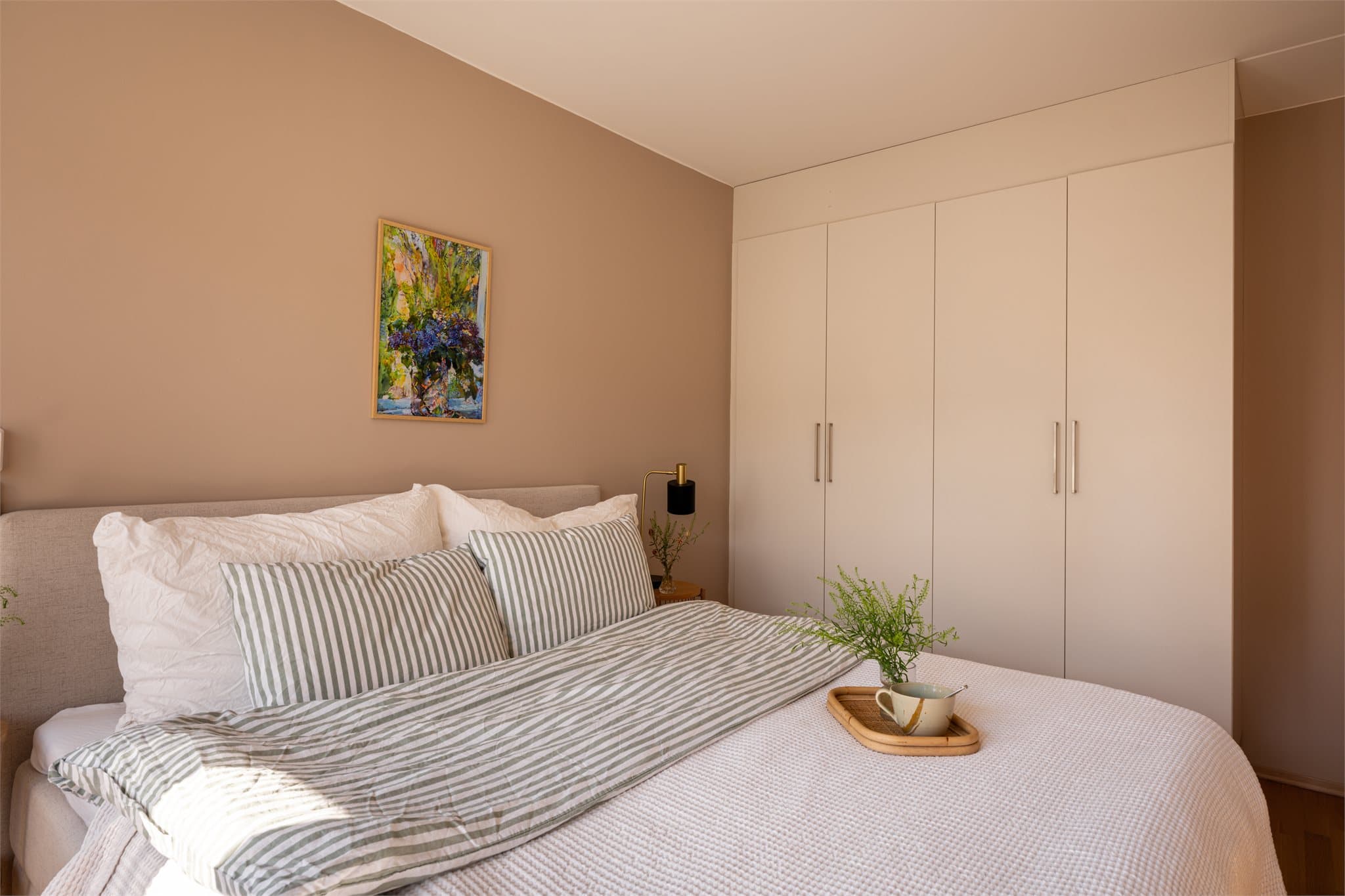 Praktisk, plassbygget garderobeløsning med gode oppbevaringsmuligheter.