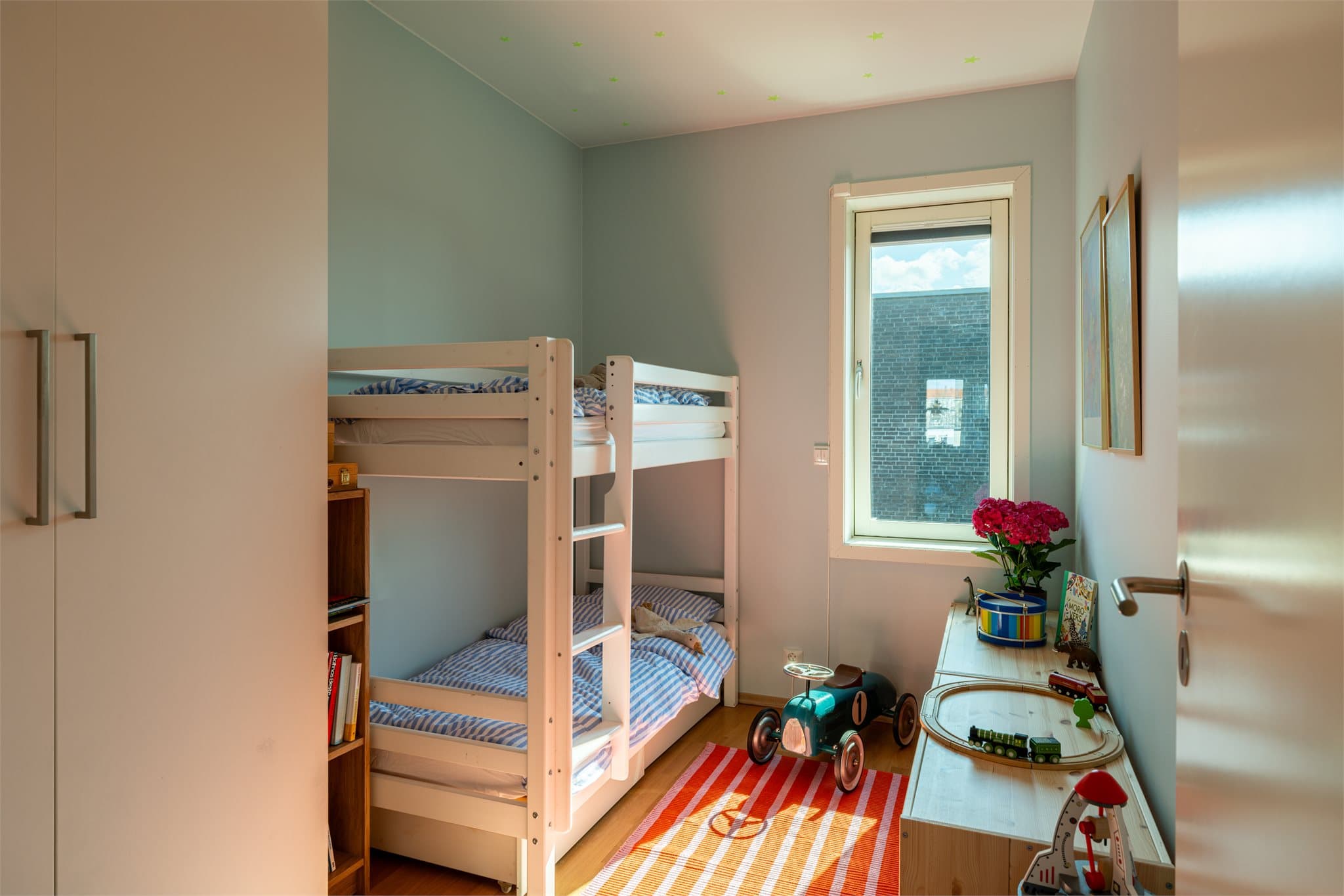 Trivelig barnerom med herlige fargevalg og mange bruksmuligheter.