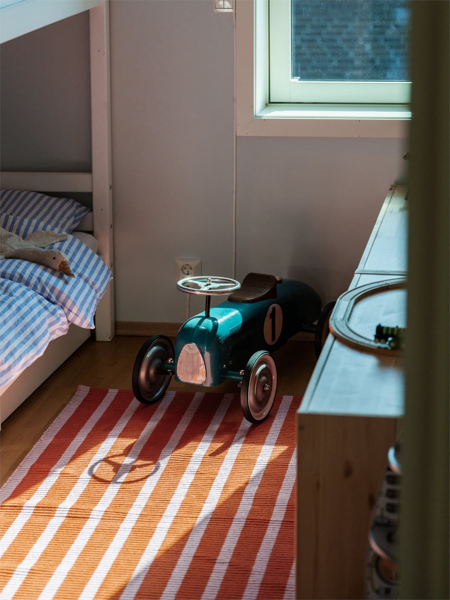 Godt med lys gjennom det avlange vinduet.