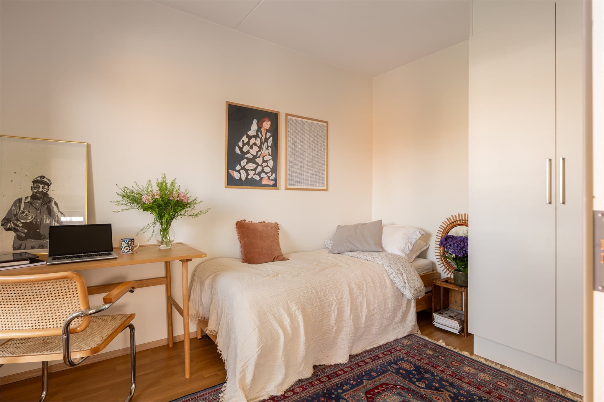 Rommet har plass til seng, garderobe og skrivepult, og egner seg godt som barnerom, gjesterom eller hjemmekontor.