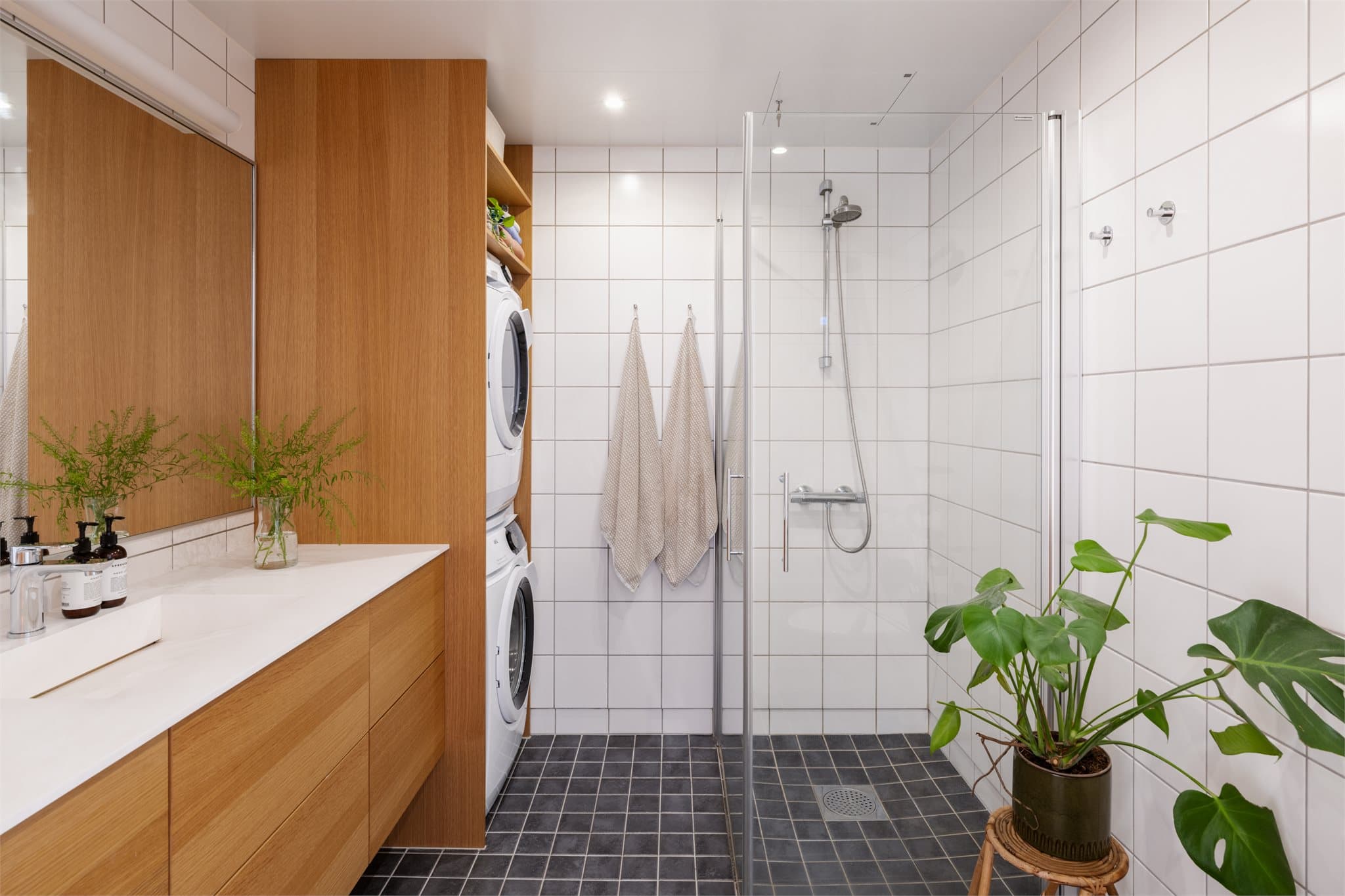 Lekkert baderom med ny, plassbygd baderomsinnredning fra kvalitetsleverandøren Svane Kjøkken.