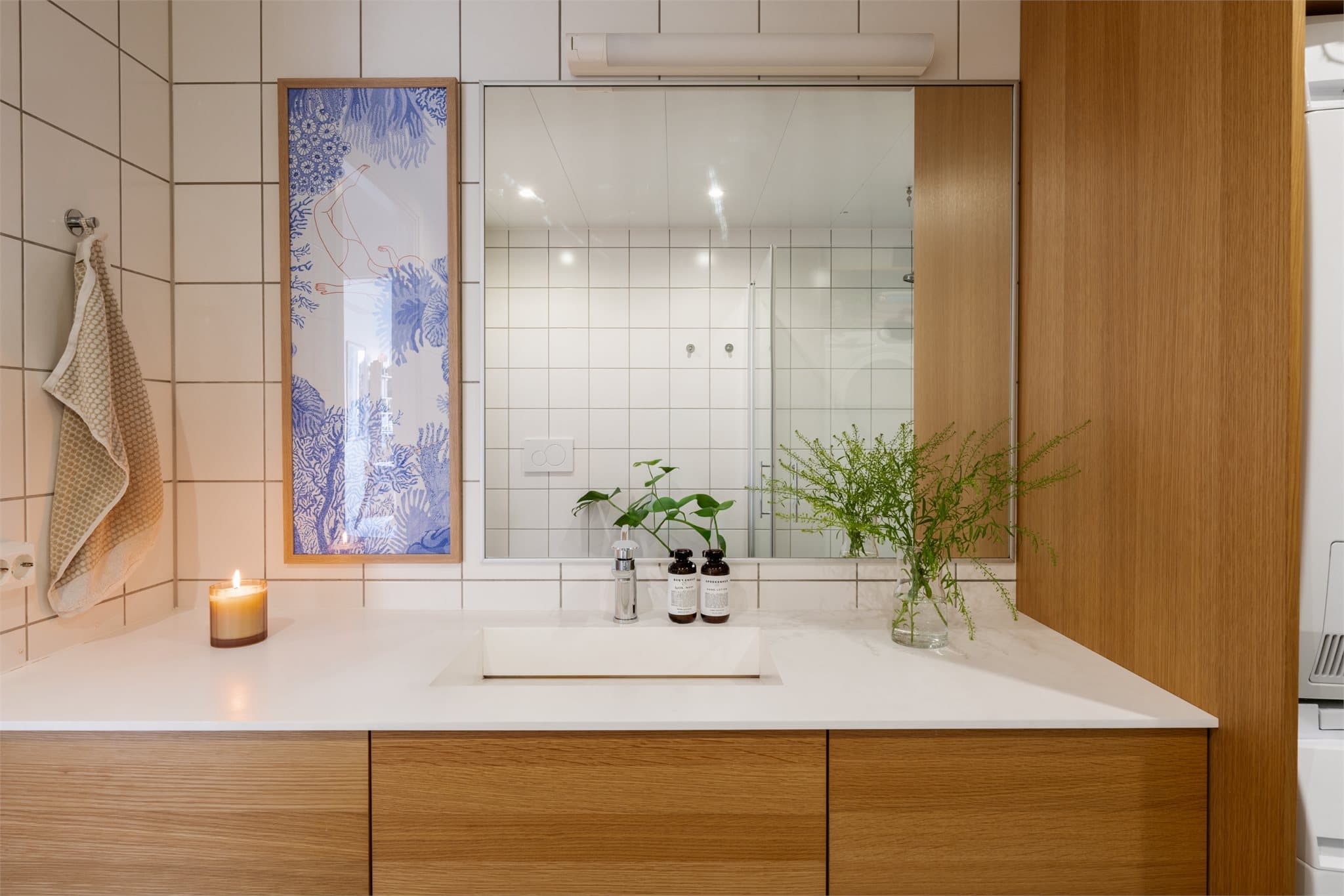 Meget god oppbevaringsplass i skuffer under servantinnredningen.