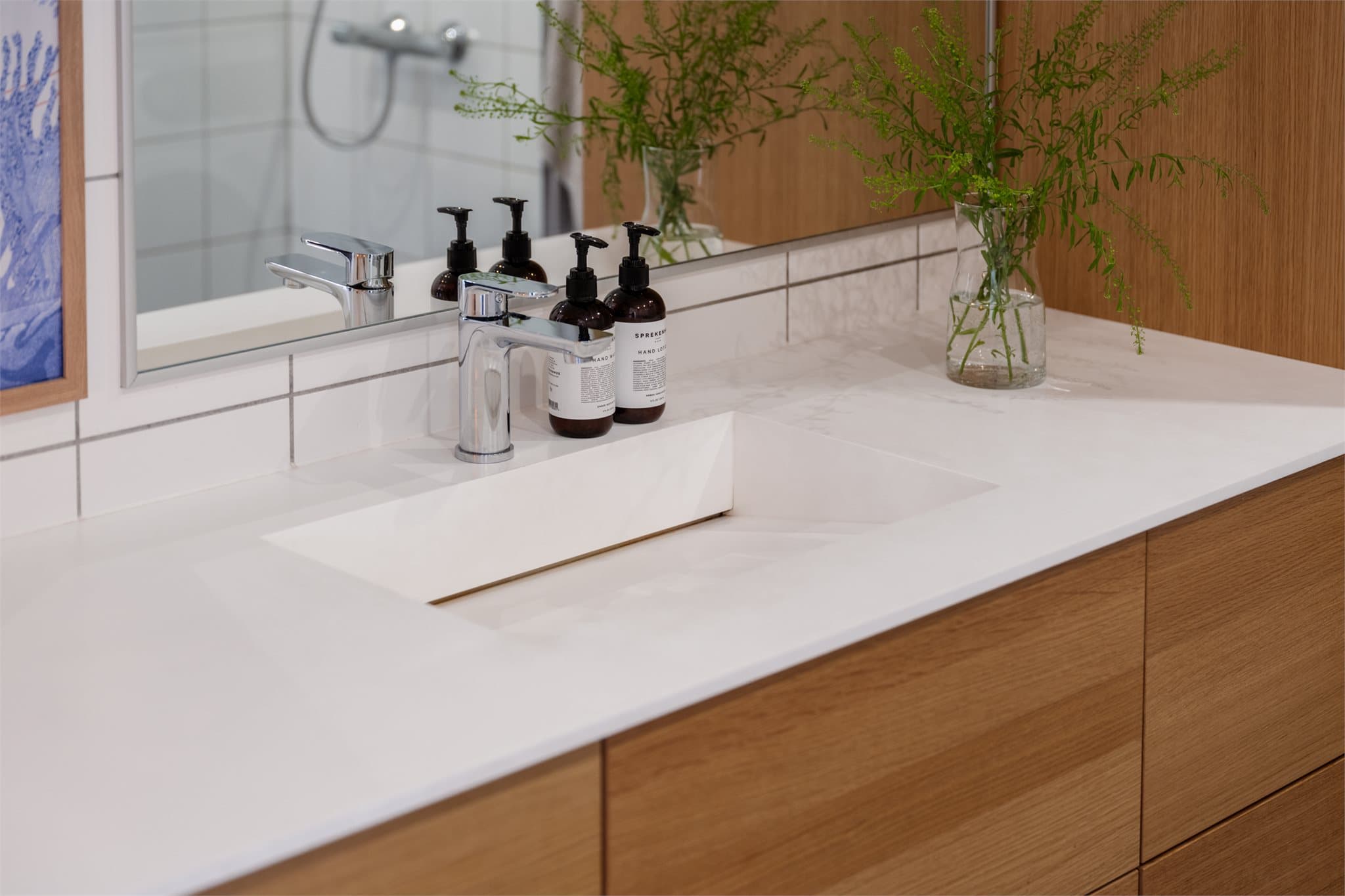 Eksklusiv servantinnredning med integrert vask og rene linjer.