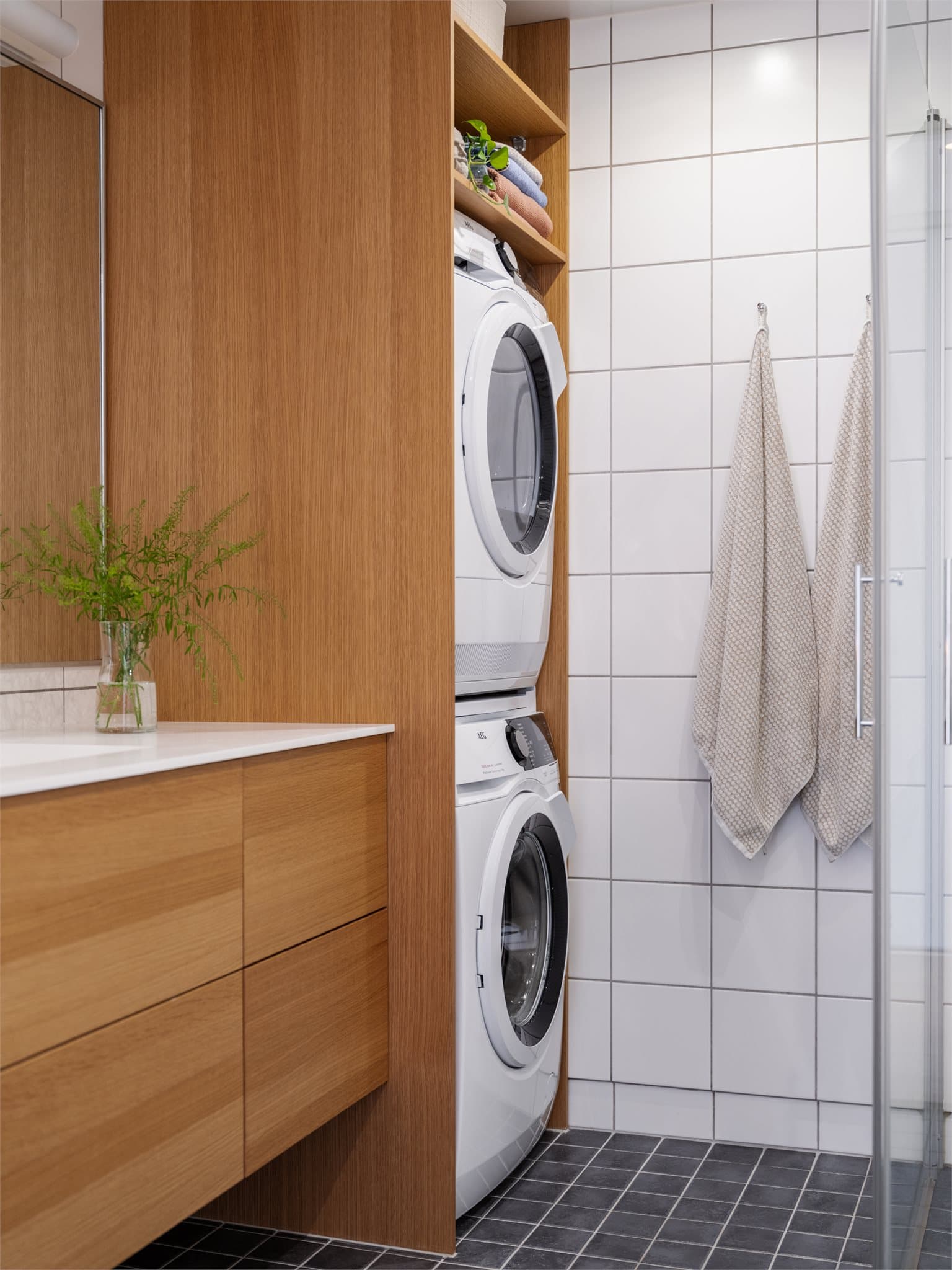 Vaskemaskin og tørketrommel er smart plassert i en velegnet nisje.