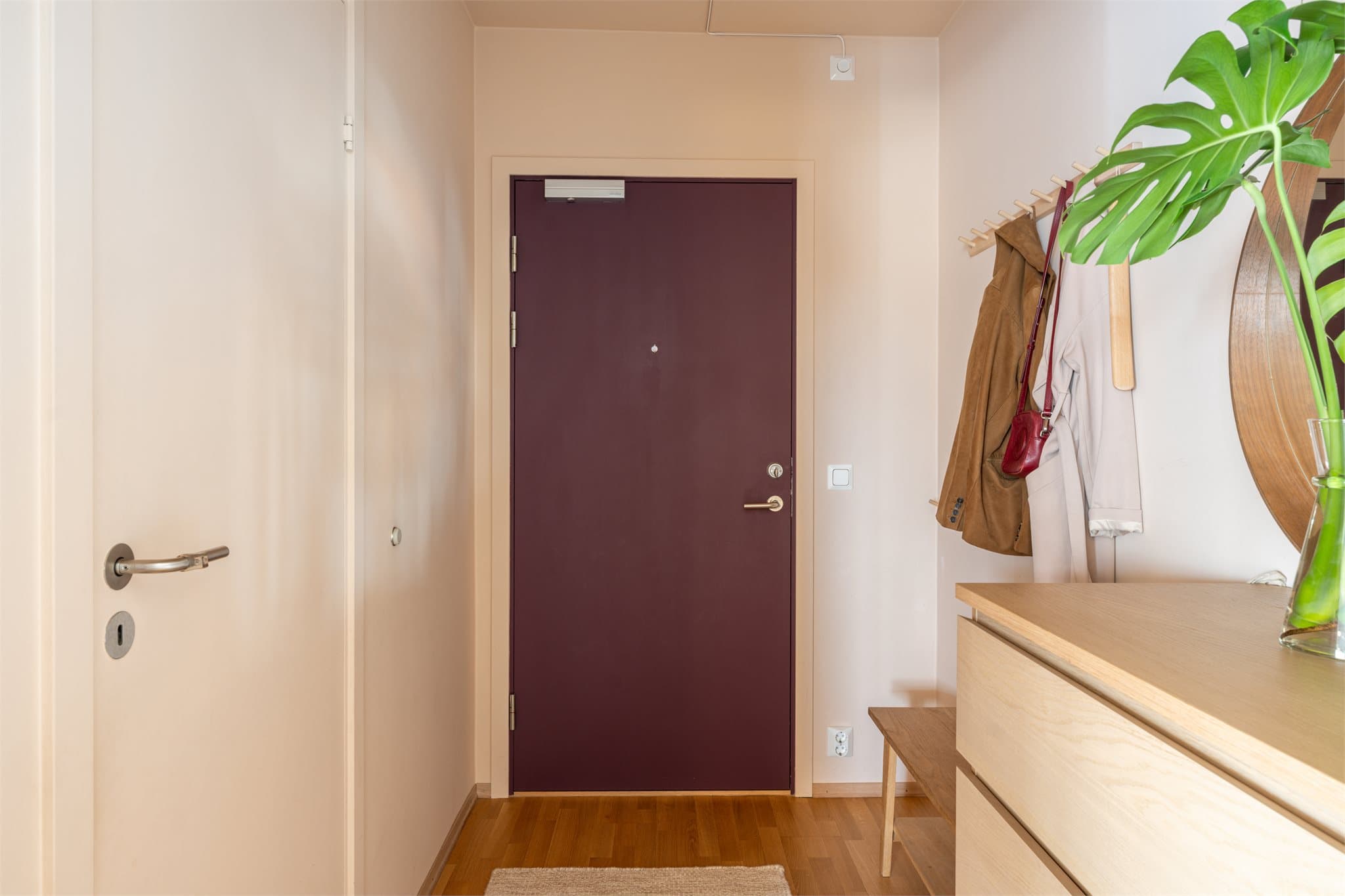 Lys og praktisk entré med god plass til yttertøy og sko. Rommet har en ryddig og funksjonell utforming med gode oppbevaringsmuligheter i garderobeløsning og plass til møblering etter behov.