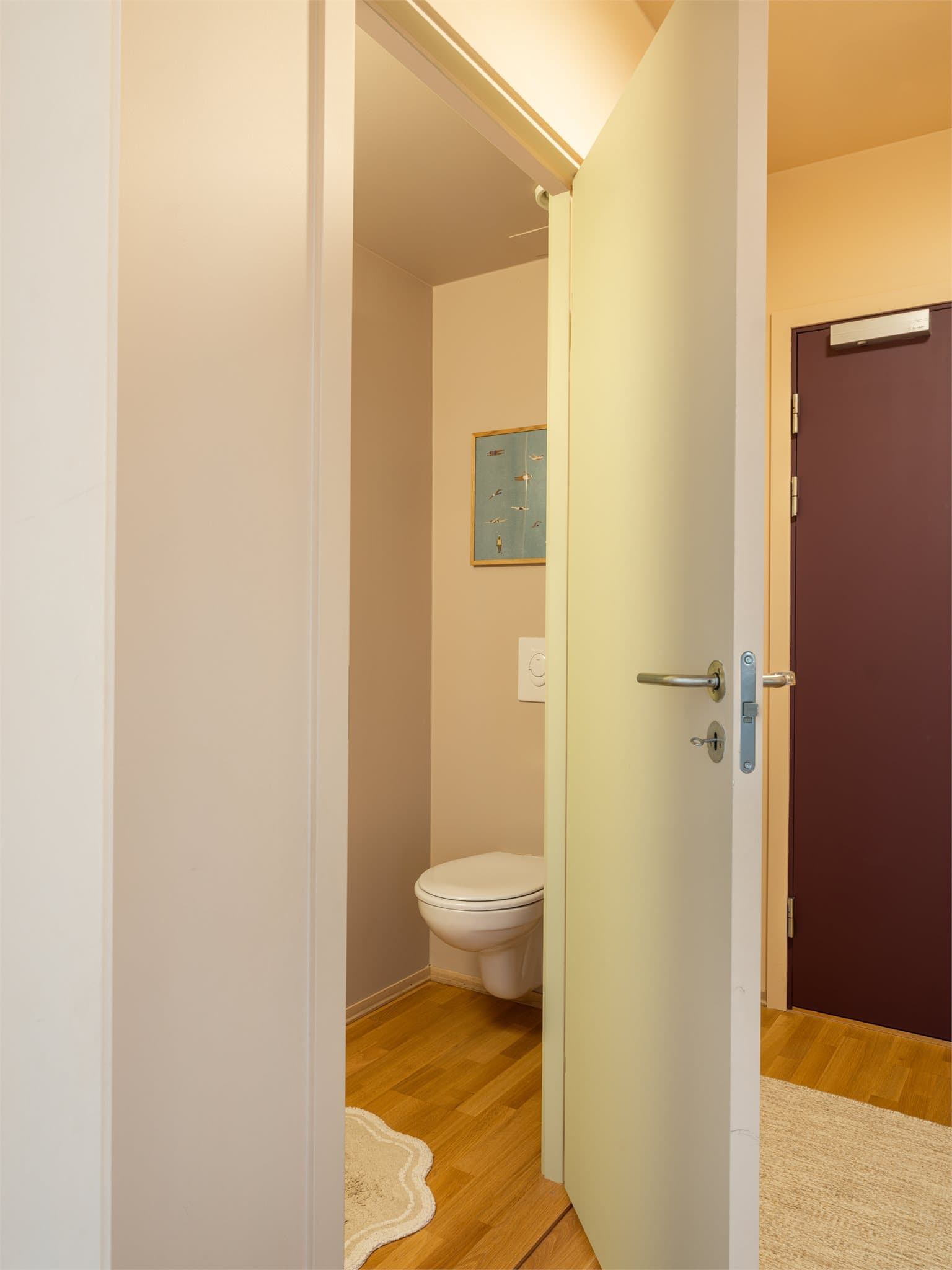 Et eget toalettrom er en funksjonell fordel, spesielt i hektiske morgenrutiner.