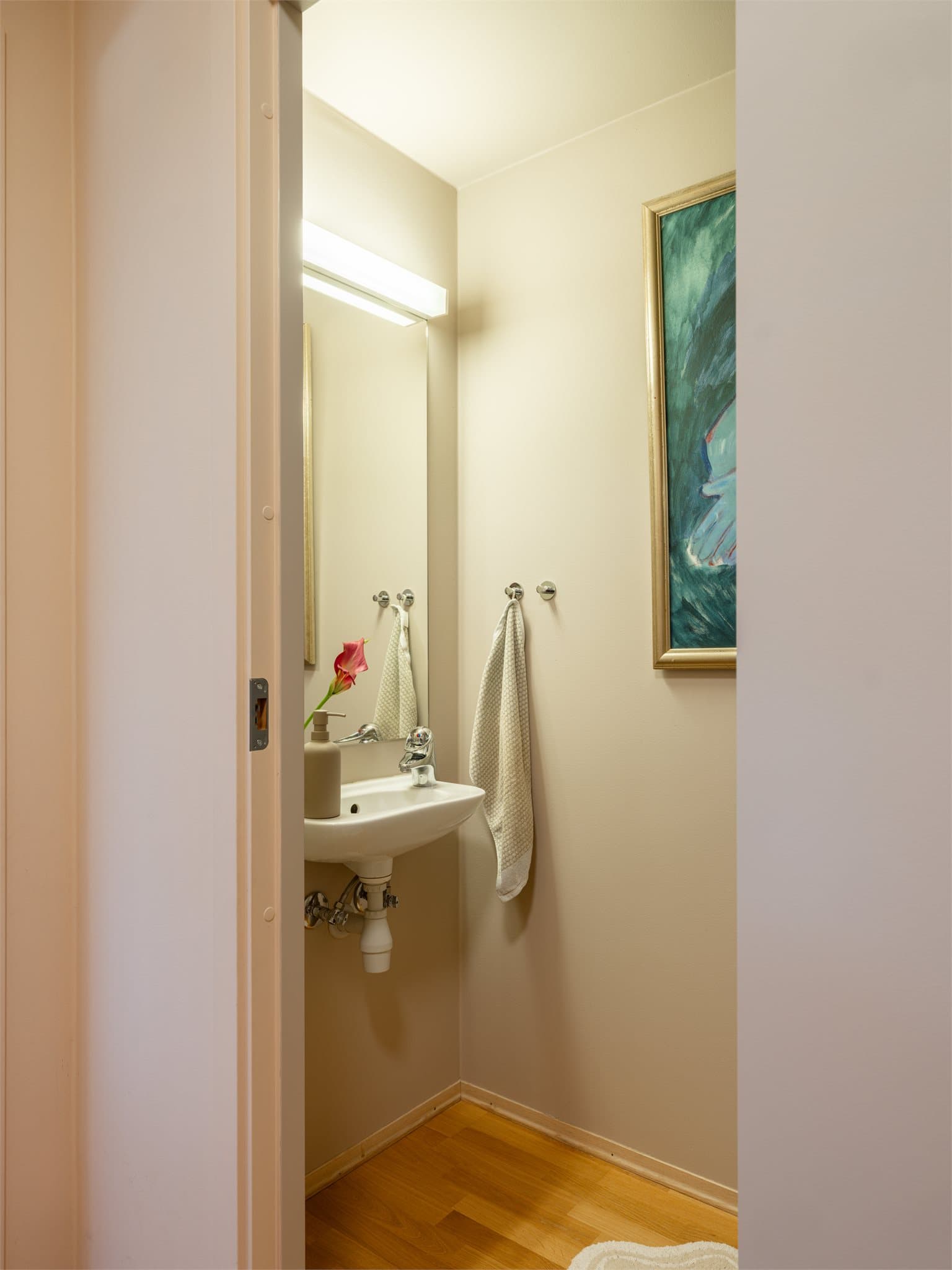 Videre har boligen et separat toalettrom med praktisk plassering i entréen.