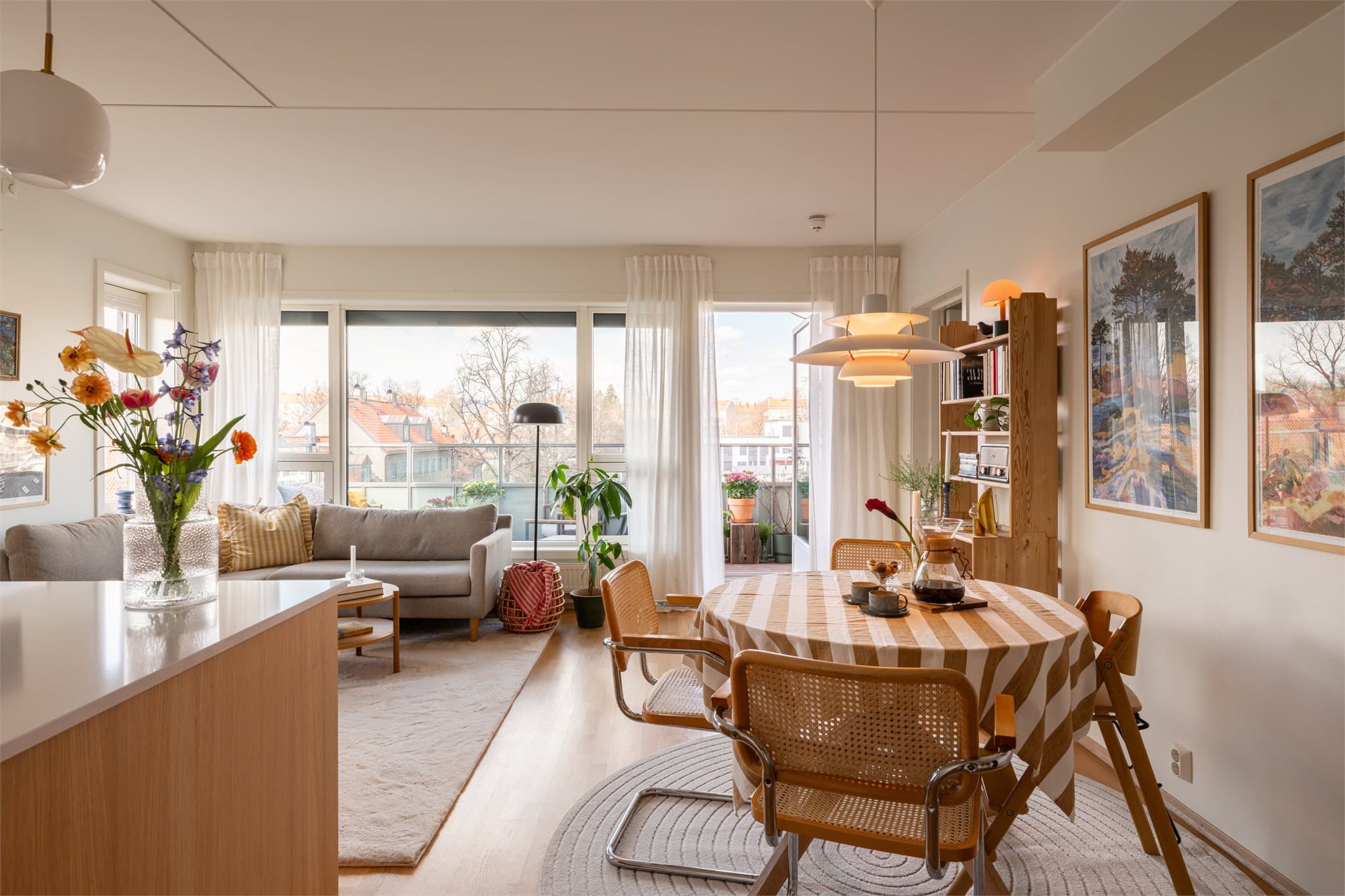 De store vinduene sørger for rikelig med naturlig dagslys.