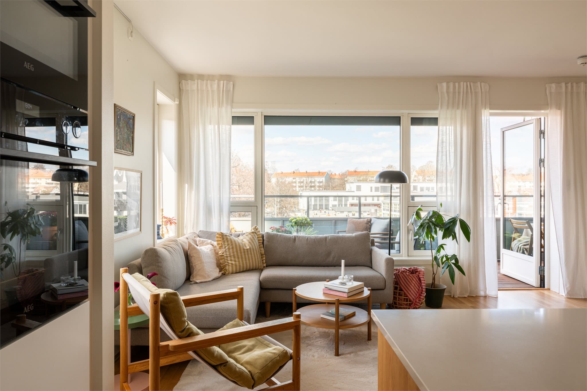 De store vinduene gir et fantastisk lysinnslipp, og rommet bader i sollys på de fineste dagene.