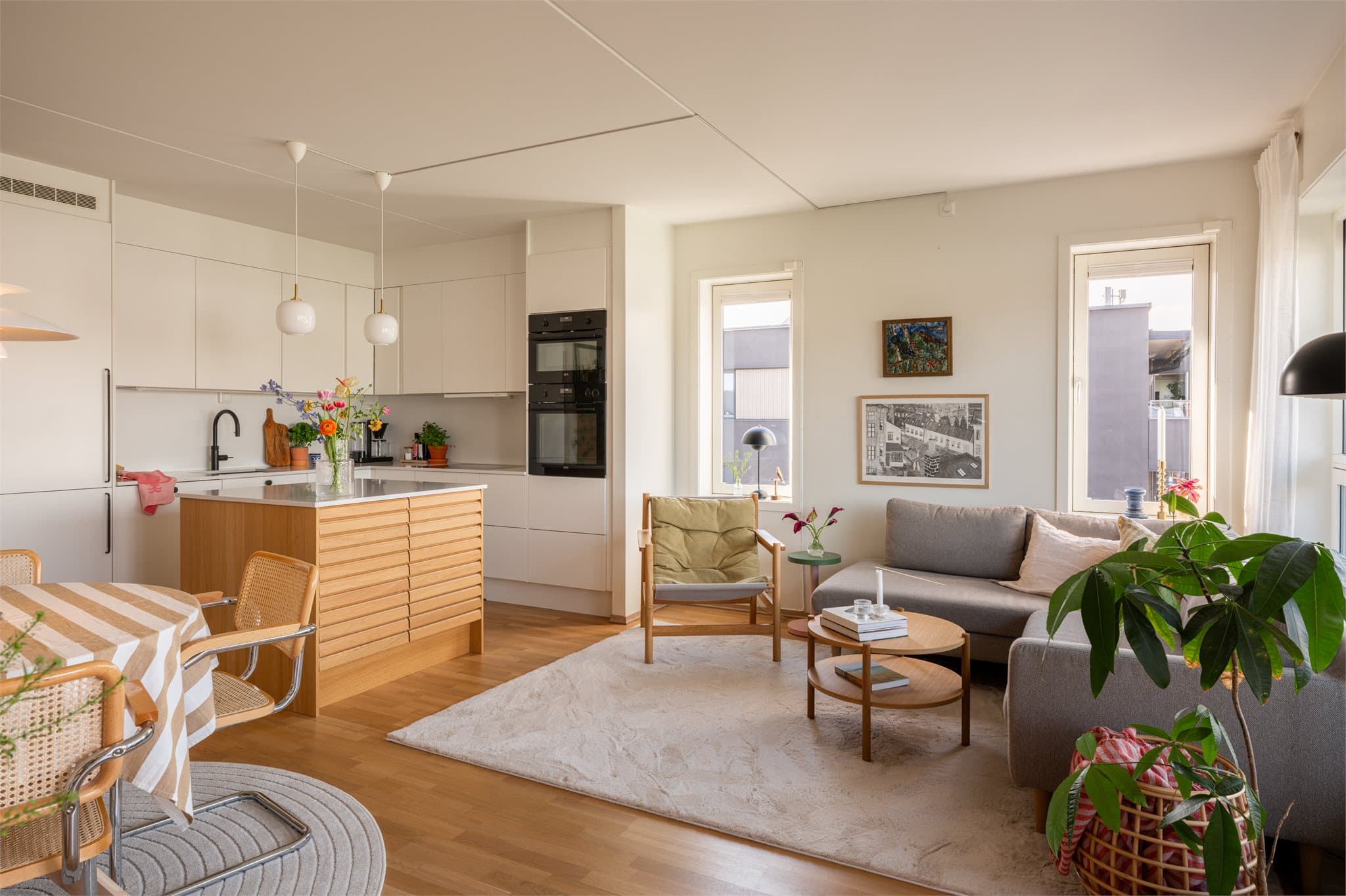 Takhøyden på stuen er målt til 2.5 meter.