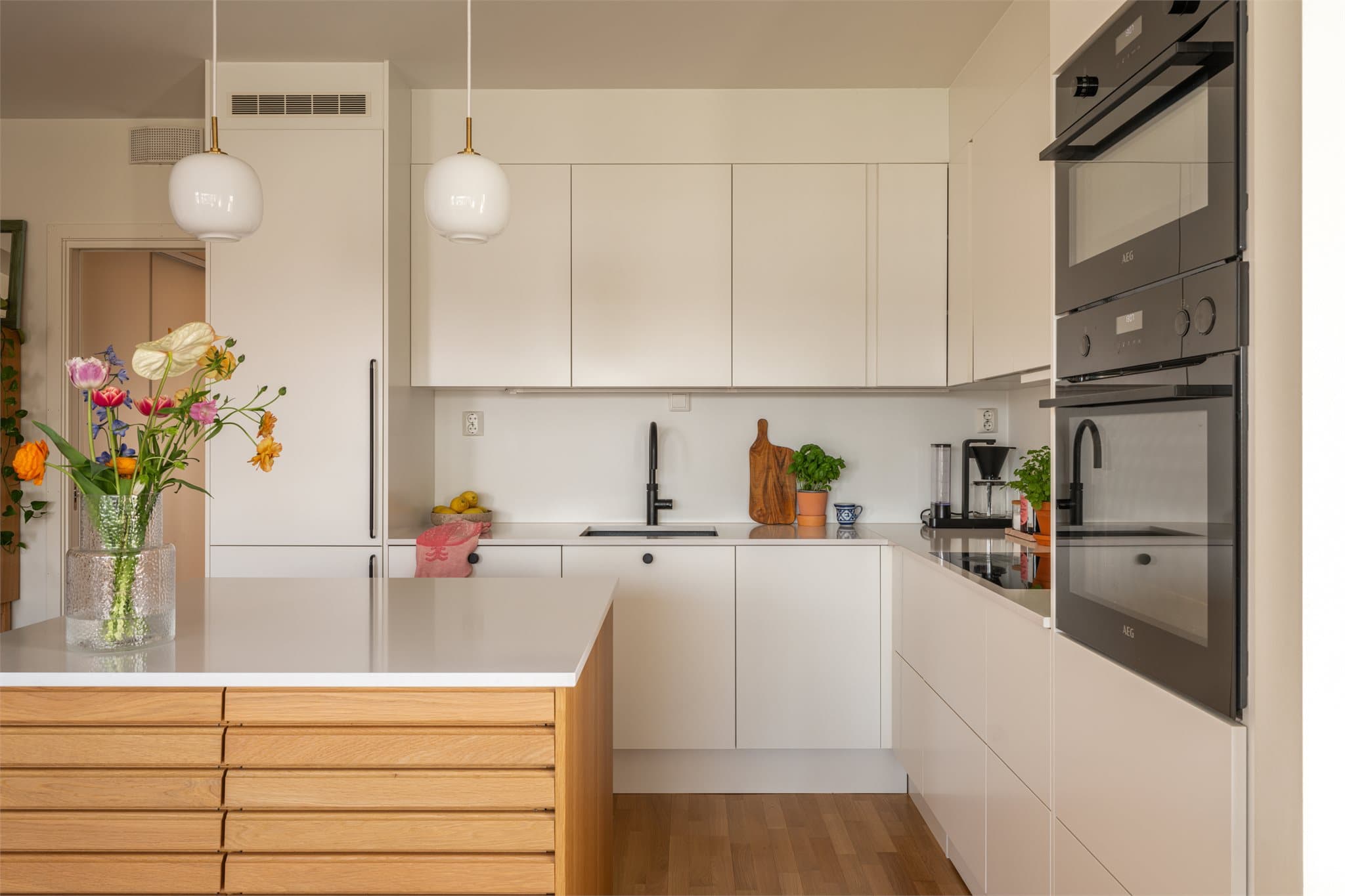 Kjøkkenet er også utstyrt med armatur fra Quooker, som gir kaldt, varmt og kokende vann fra samme kran.