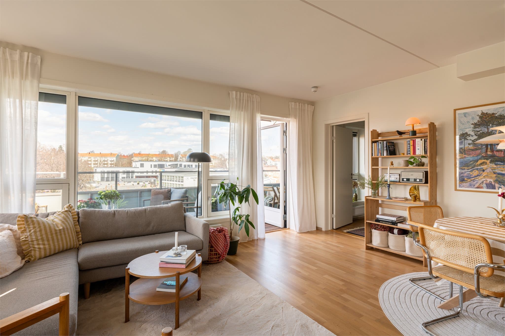 Stuen er lett å innrede og har god plass til en romslig sofagruppe.