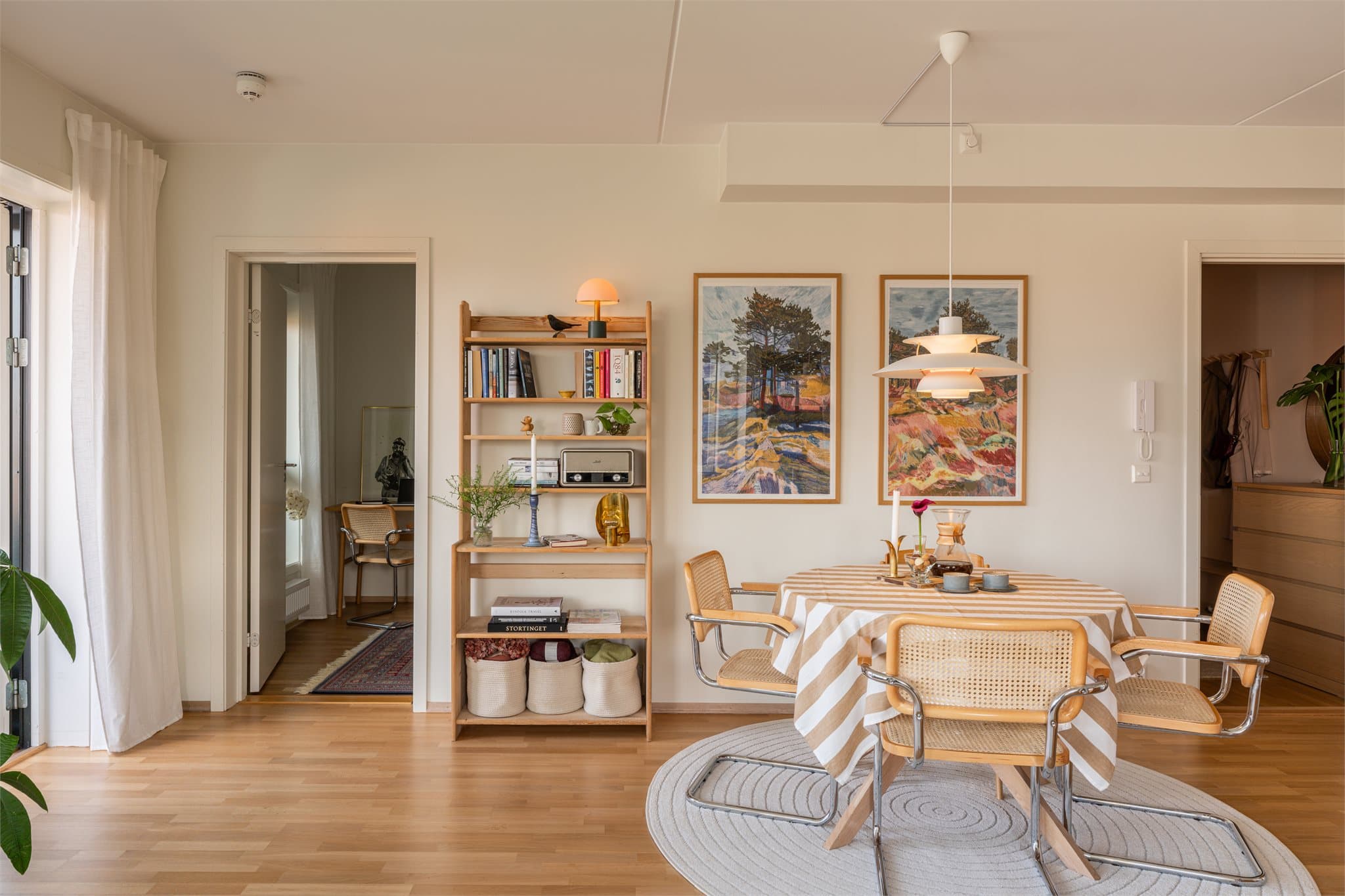 Spisebordet får en naturlig plassering i oppholdsrommet.