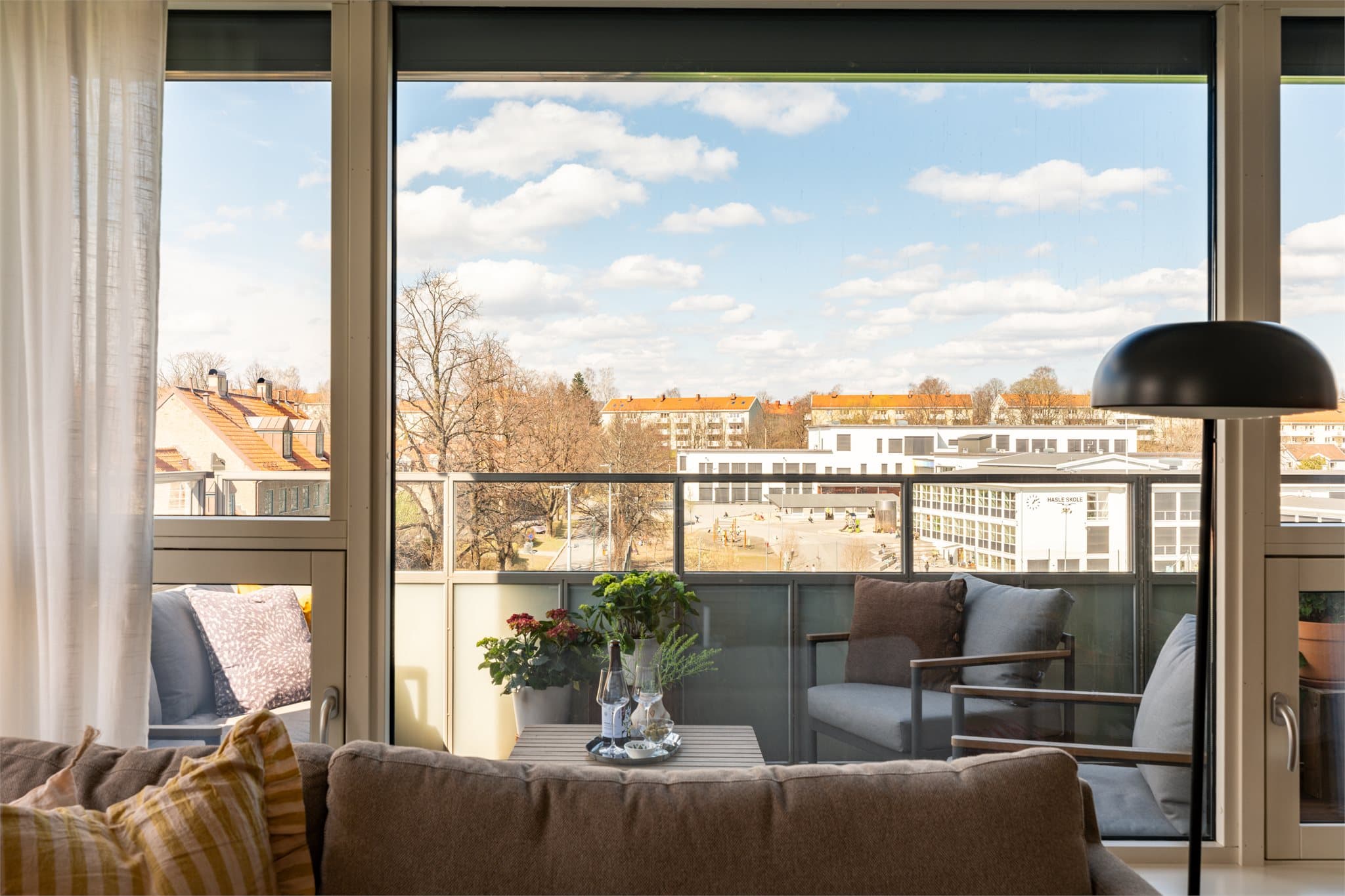 Kjekt å vite er at leiligheten varmes opp via radiatorer tilknyttet fjernvarme.