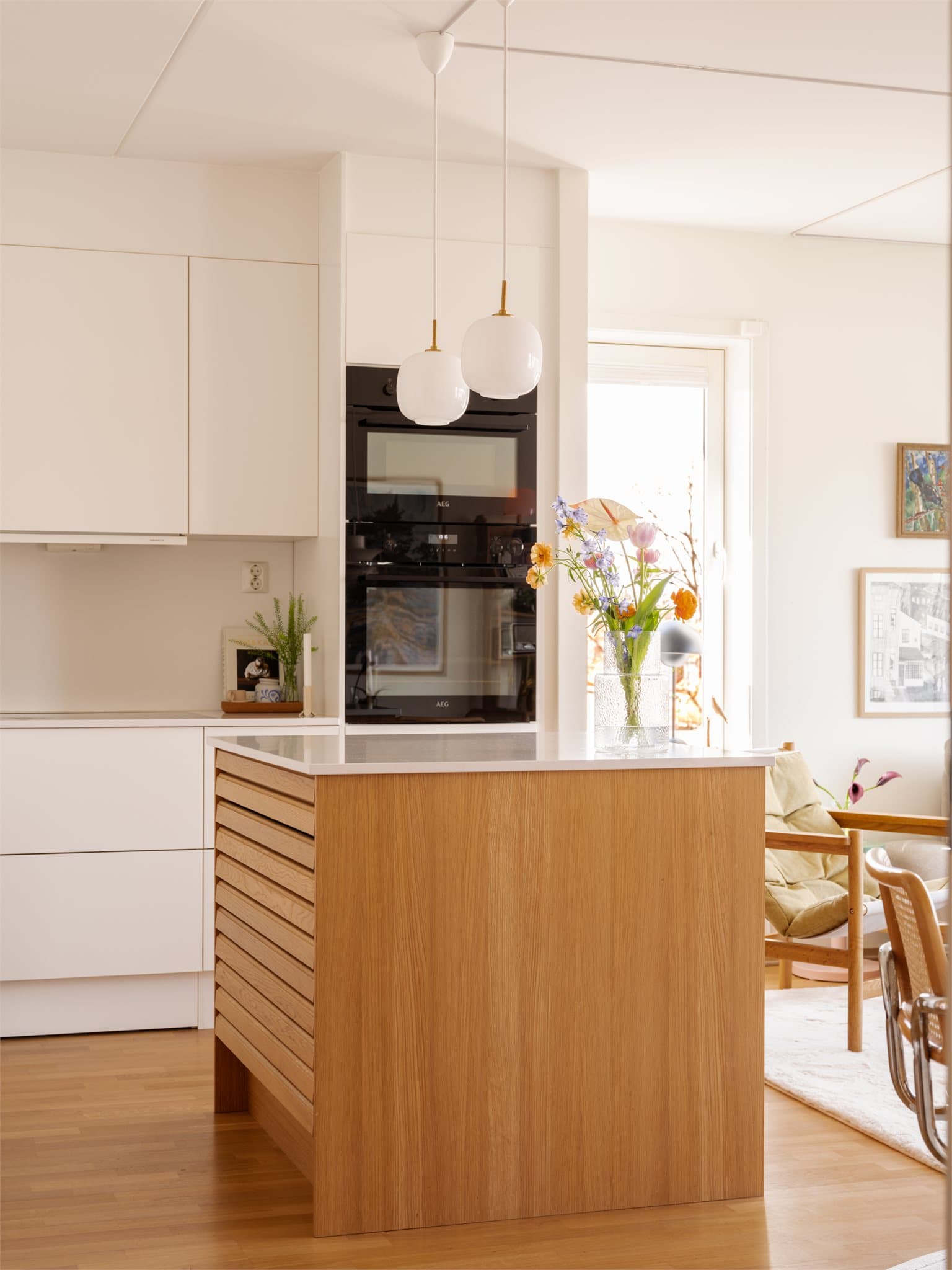 En flott kjøkkenøy skaper en naturlig samlingsplass i oppholdsrommet, med gode arbeidsflater og fin kontakt mot stuen.