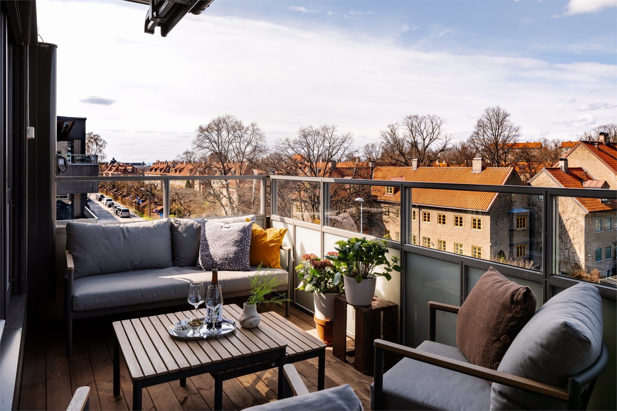 Her nytes solen og det frie utsynet i rolige og usjenerte omgivelser.