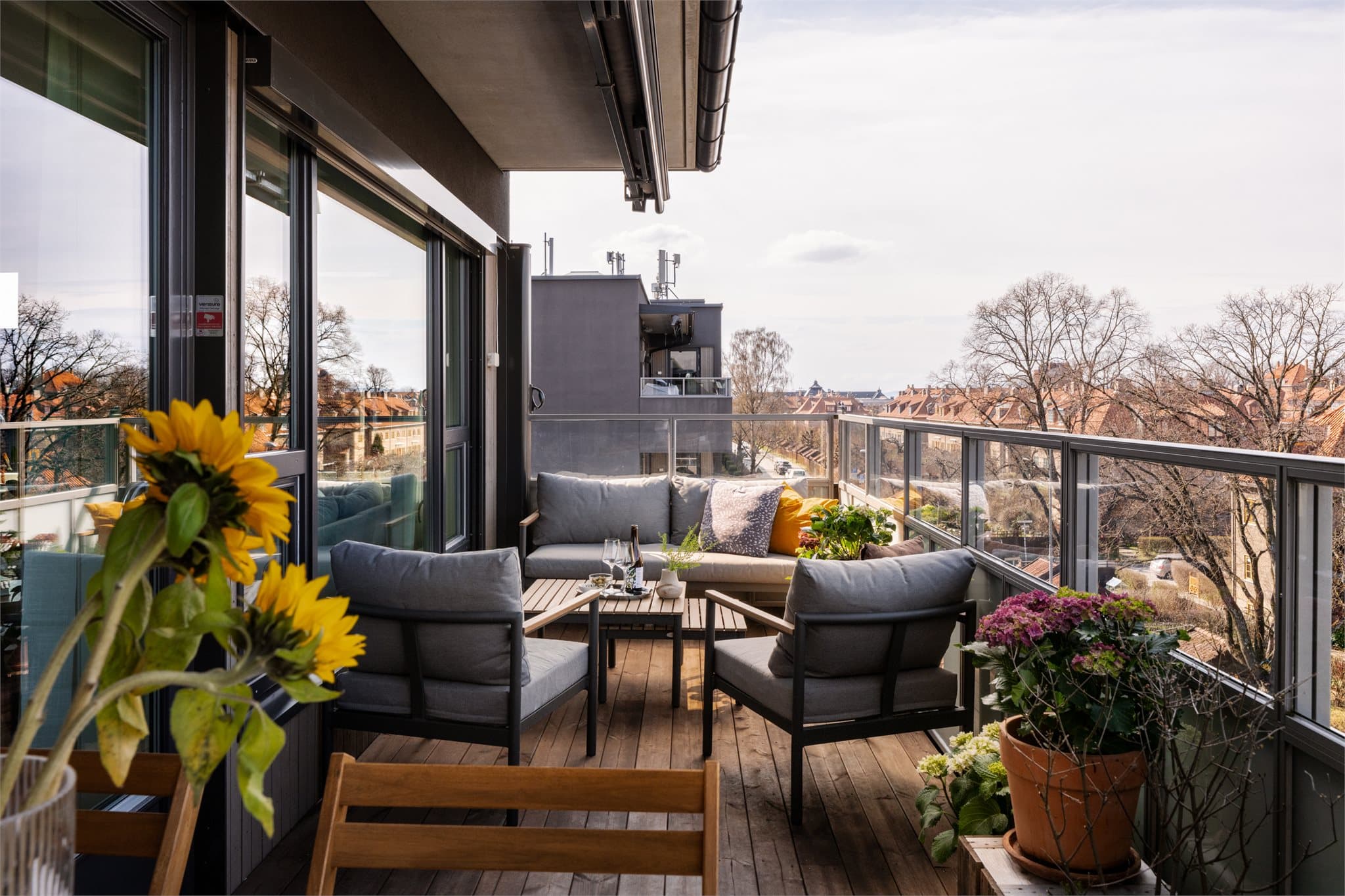 Deres nye uteplass? Høyt og fritt med strålende solforhold!