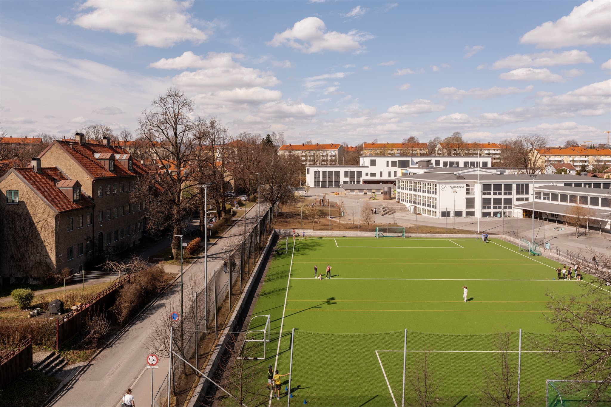 Hasle skole og fotballbanen ligger like over veien.