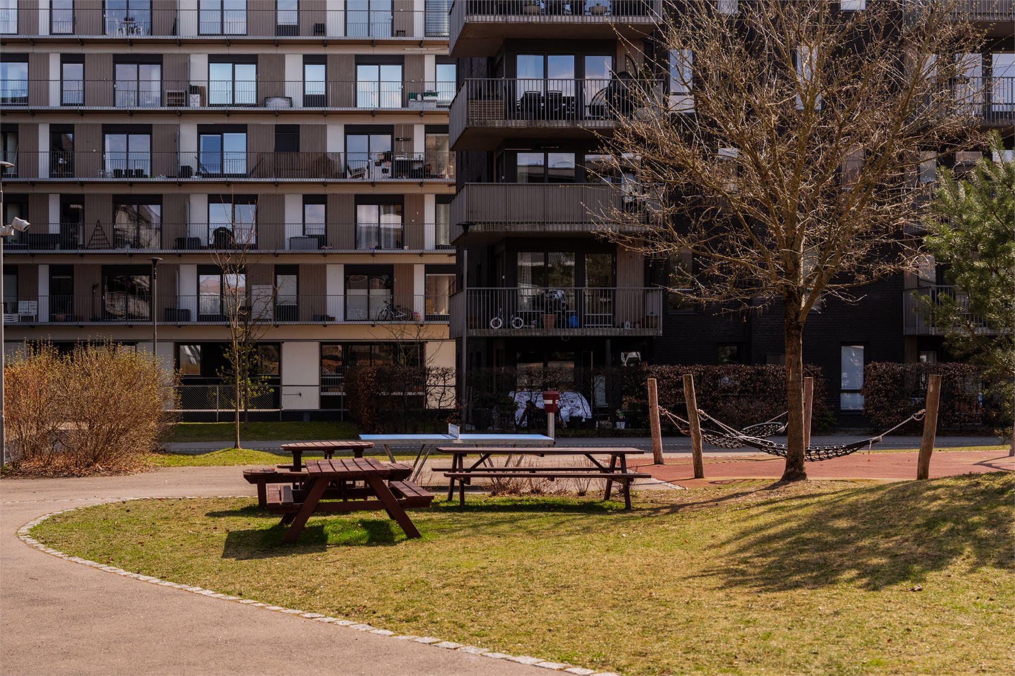 Utendørs nyter beboerne flotte og frodige uteområder tilpasset både store og små.