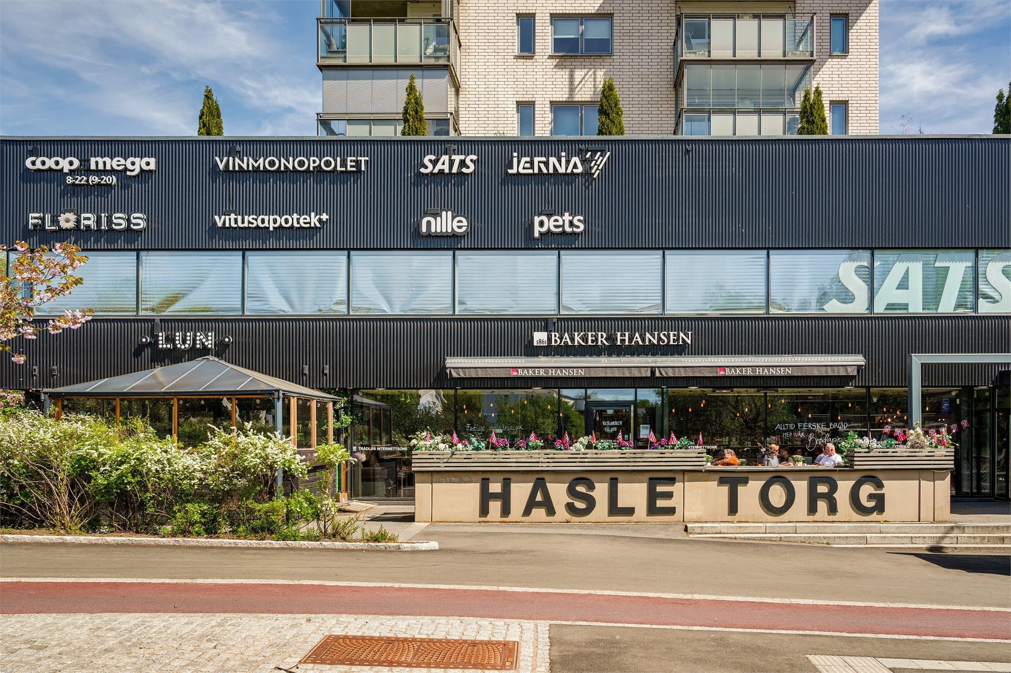 På Hasle Torg finner man blant annet dagligvarebutikker, vinmonopol, kaféer, treningssentre og andre fasiliteter.