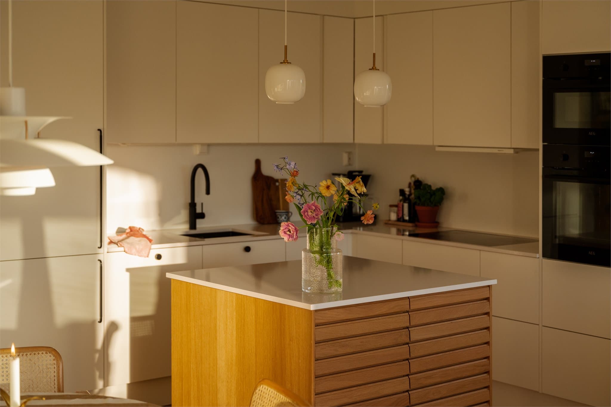 Lekkert Svane-kjøkken fra 2023 med påkostet kjøkkenøy i eik.