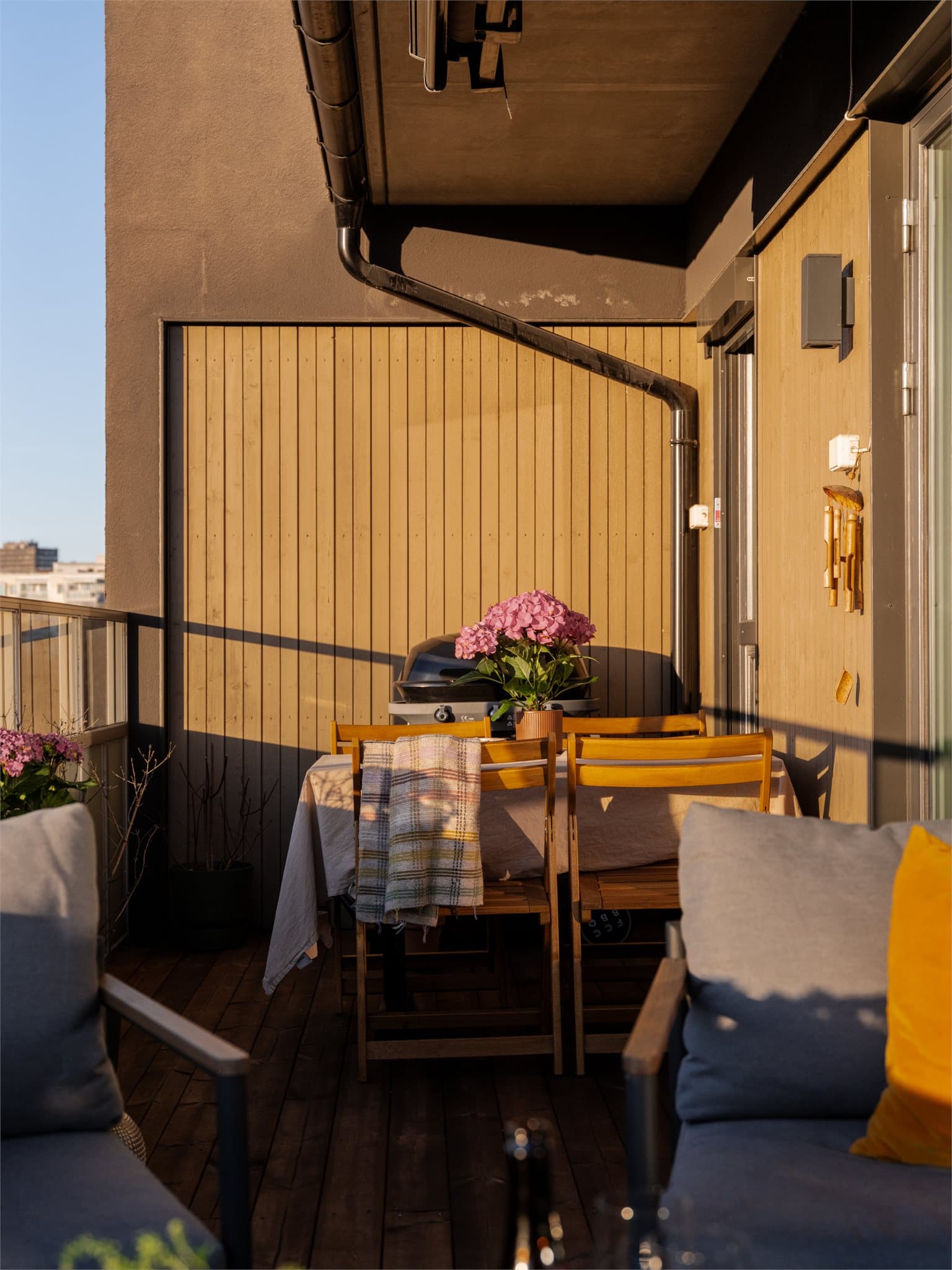 Fantastisk uteplass med gode møbleringsmuligheter og plass til sosiale sammenkomster.