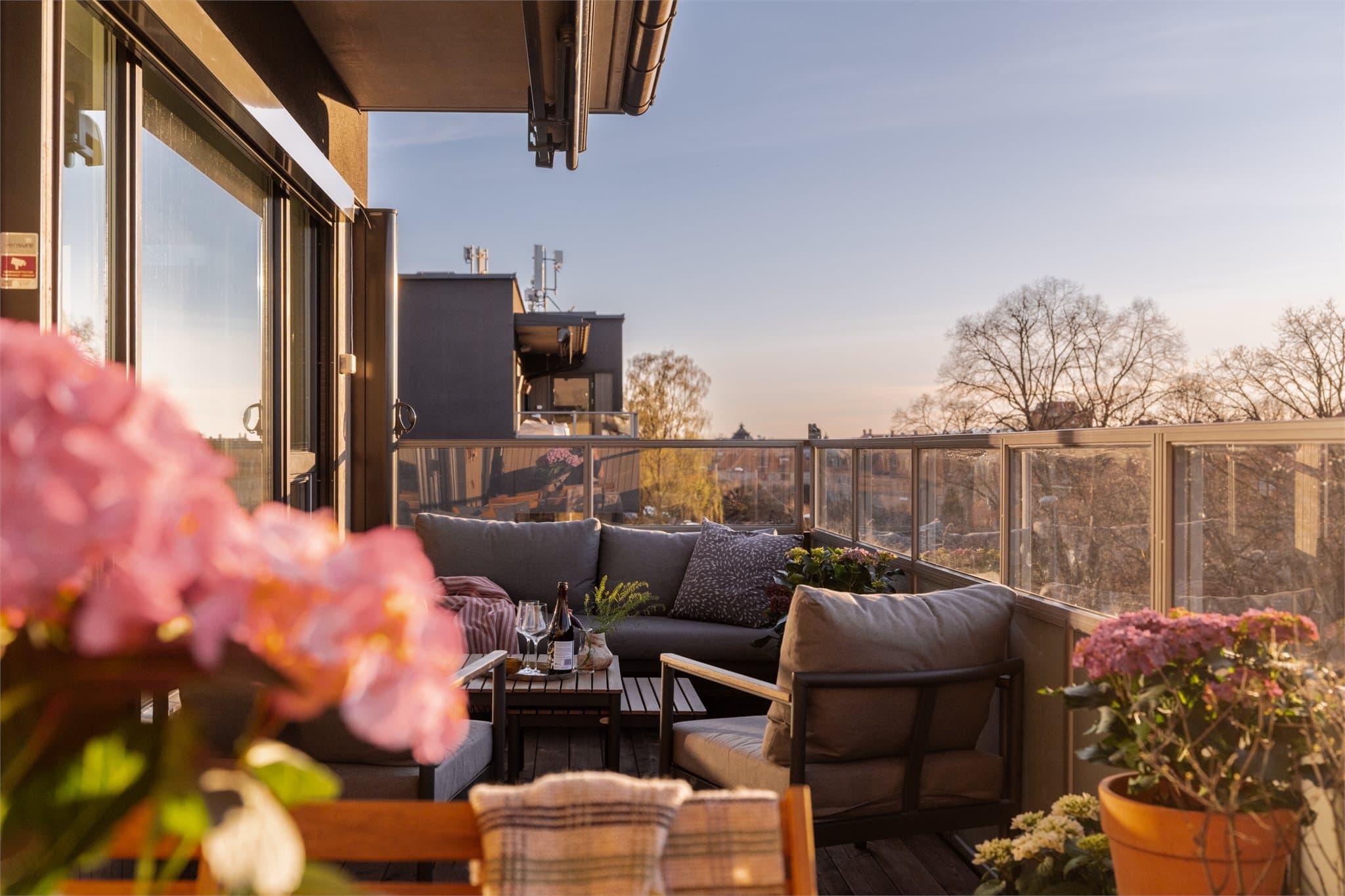 Her er det mer en nok plass til å invitere en gjest eller 3 for et glass vin i varmen.