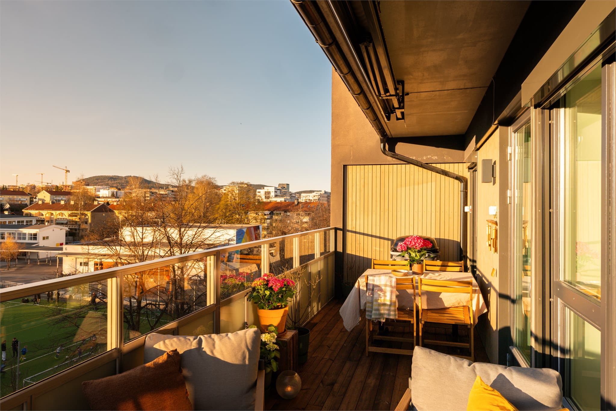 En fantastisk uteplass som bader i ettermiddags- og kveldssol.