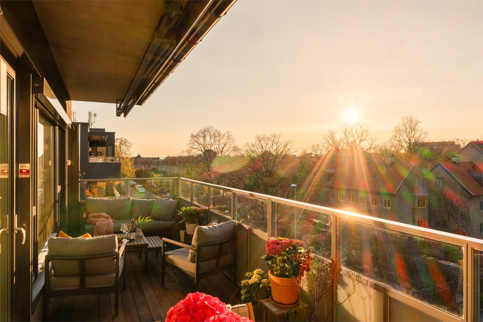 Når været er som best, og kveldene fortsatt er varme, kan dere tusle ut på en stor, herlig balkong.