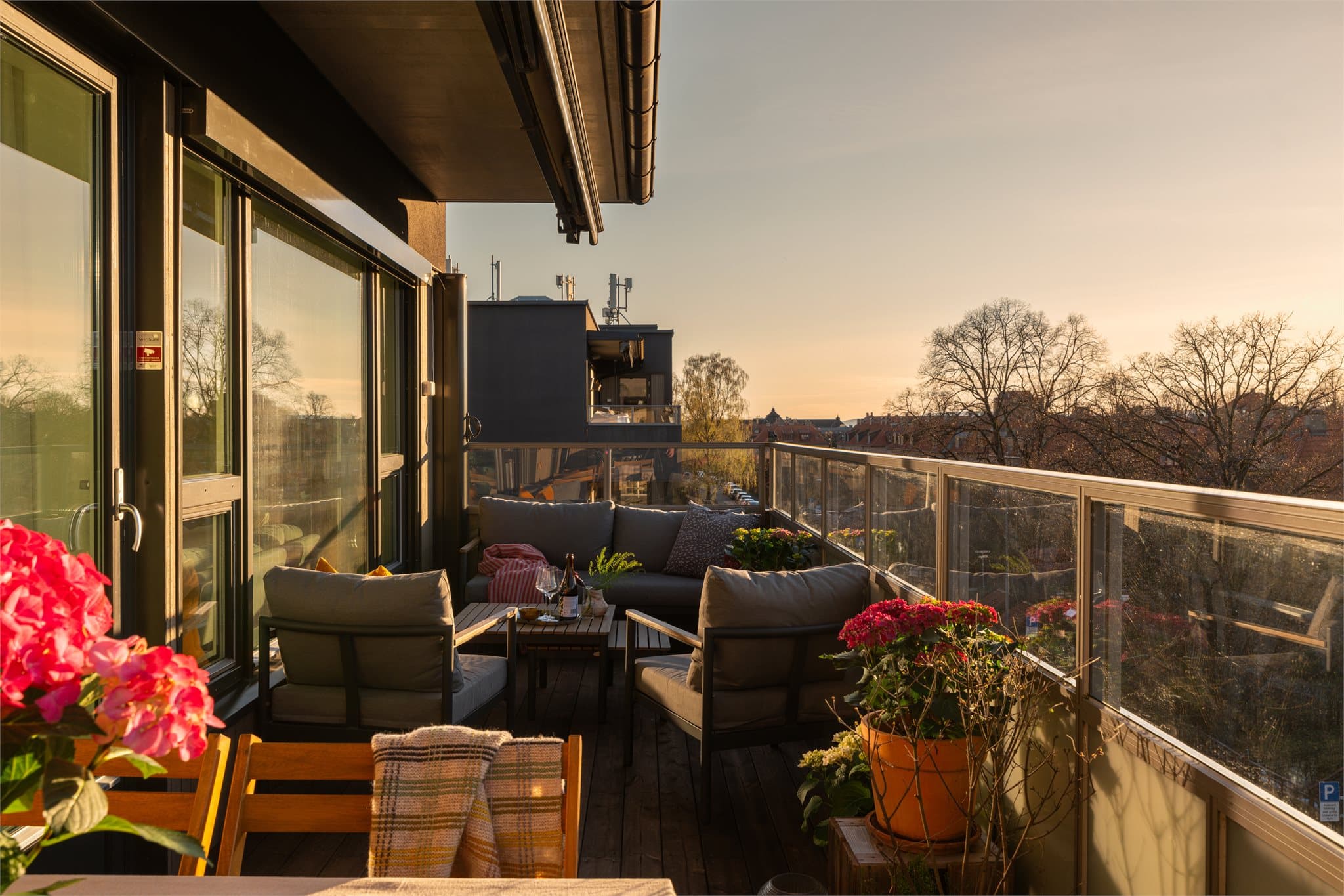 Varme sommerdager kan nytes på den 16 m² store balkongen.