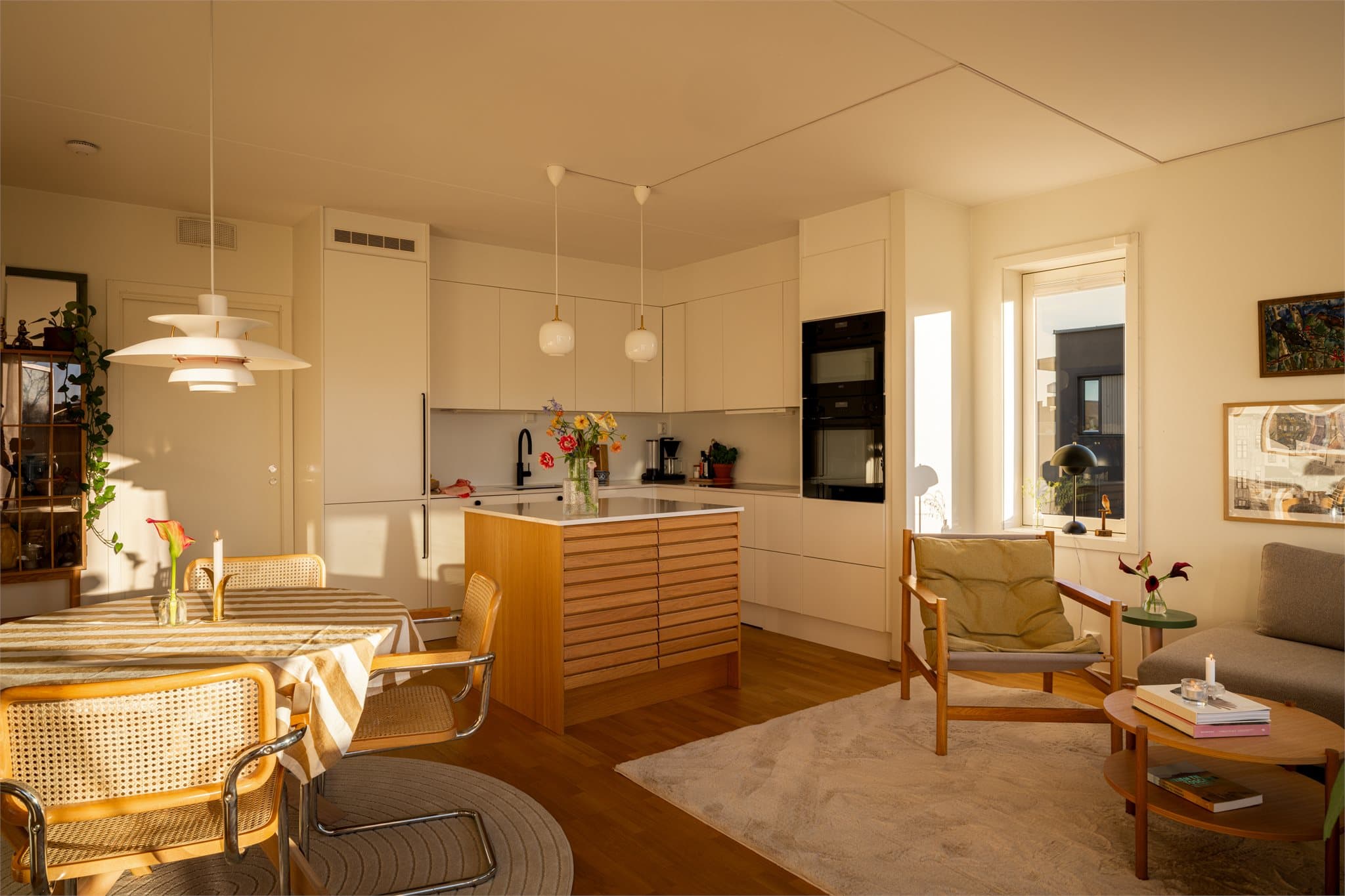 Det flotte lyset strekker seg inn i oppholdsrommet.