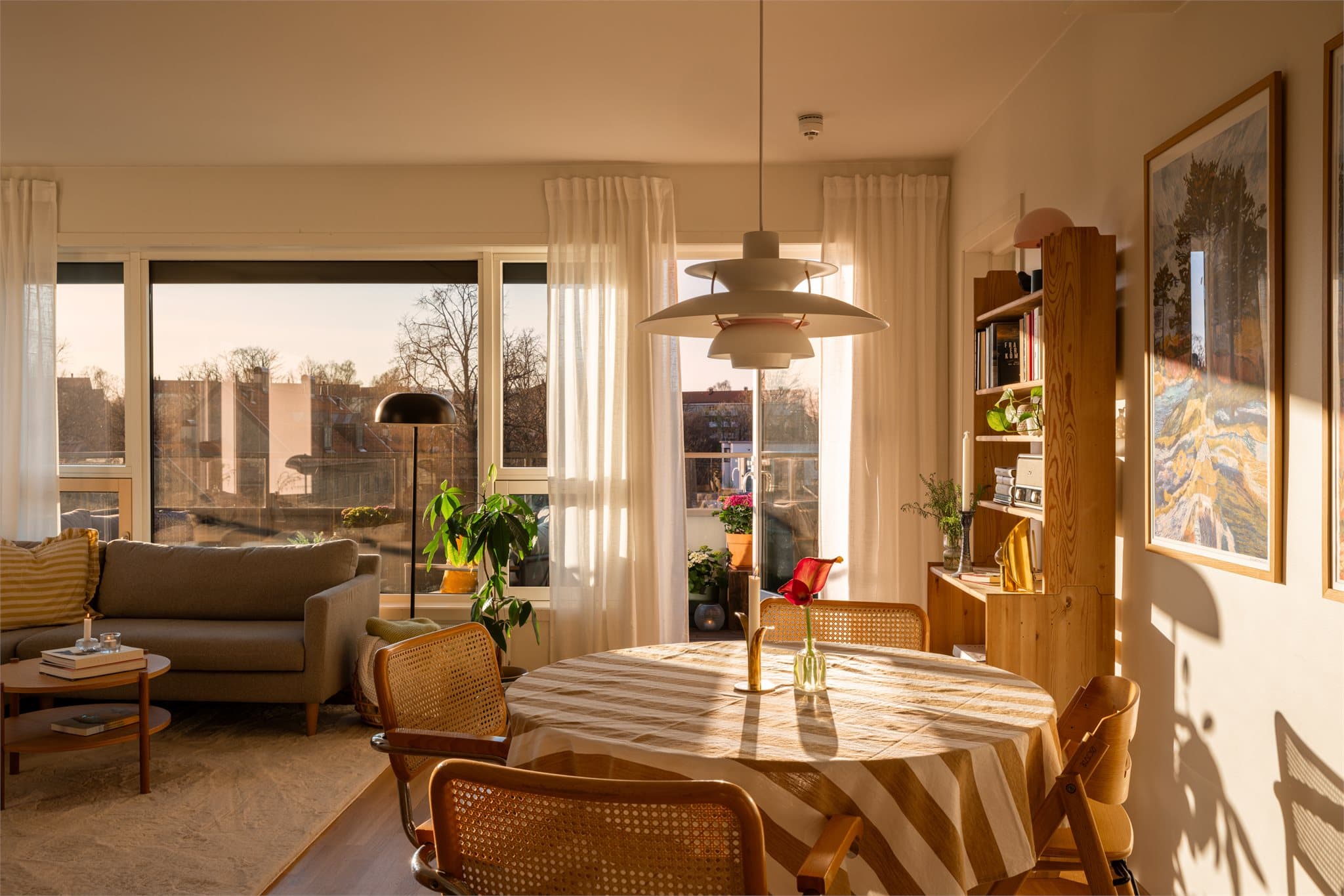 Leiligheten ligger i toppetasjen og har en attraktiv plassering ytterst i bygget, noe som gir ekstra lys, luft og lite innsyn.