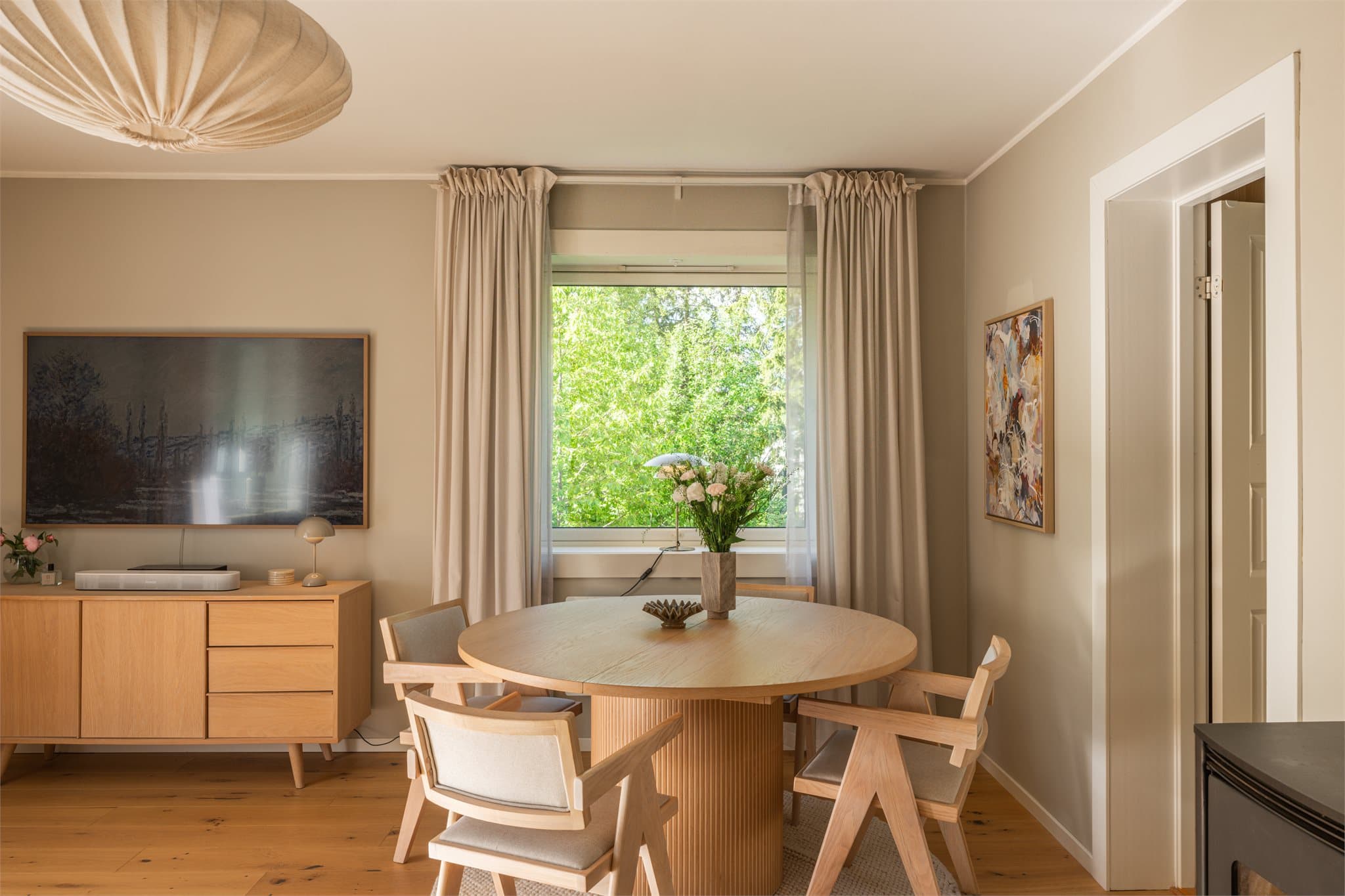 Det er også god plass til spiseplass så du kan invitere venner og familie på hyggelige middagsselskaper.