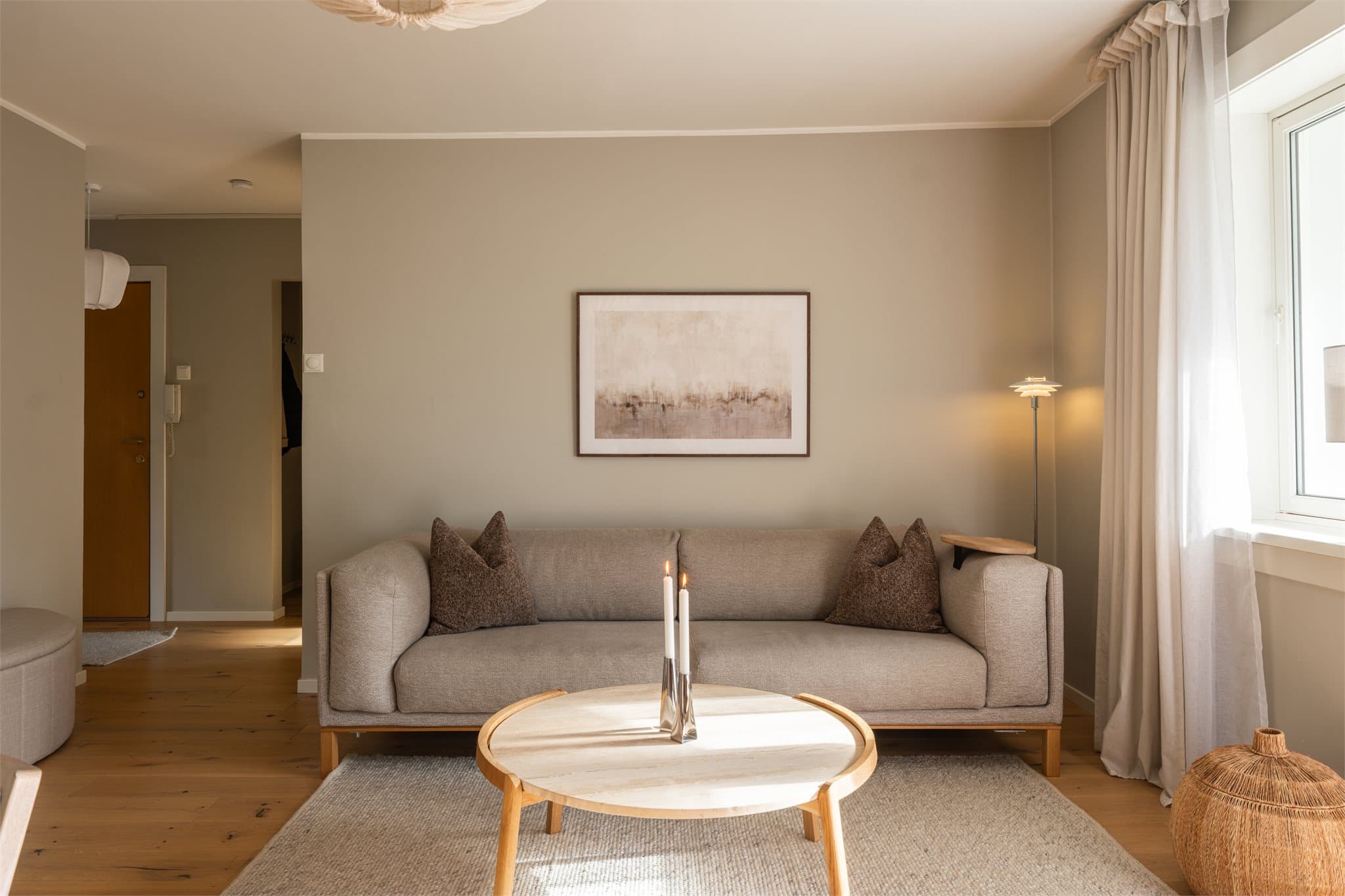 En romslig stue med god plass til stor sofa.