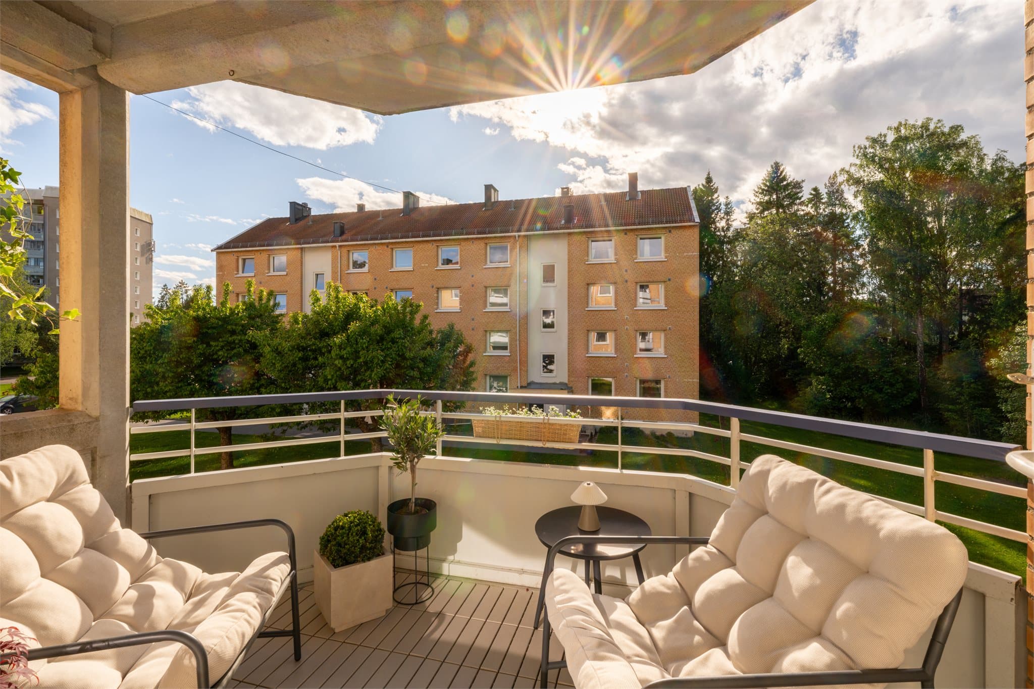 Den gode størrelsen gir plass til utemøbler, planter og det dere måtte ønske.