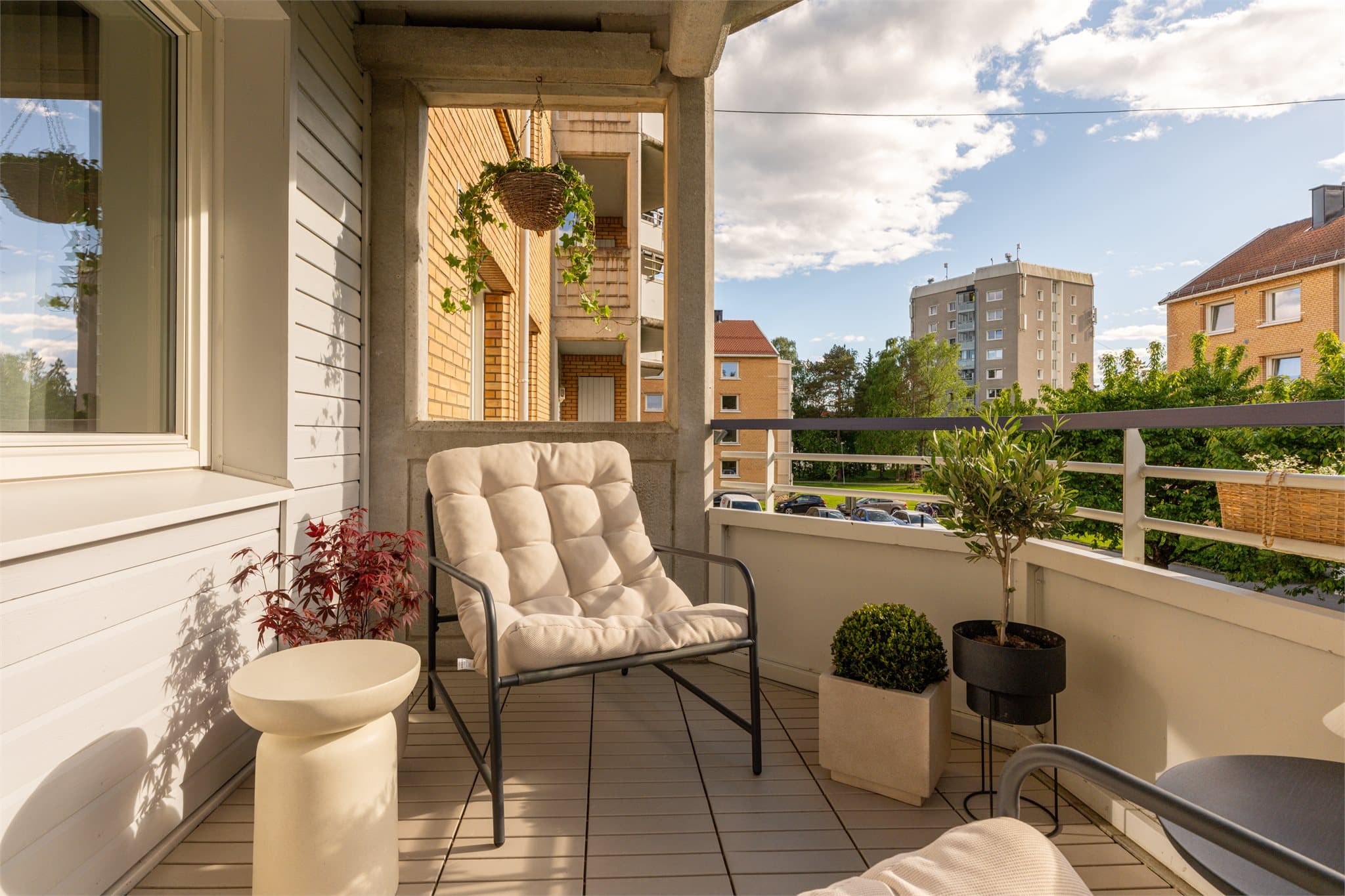 Balkongen vender mot vest og er målt til ca. 7 m².