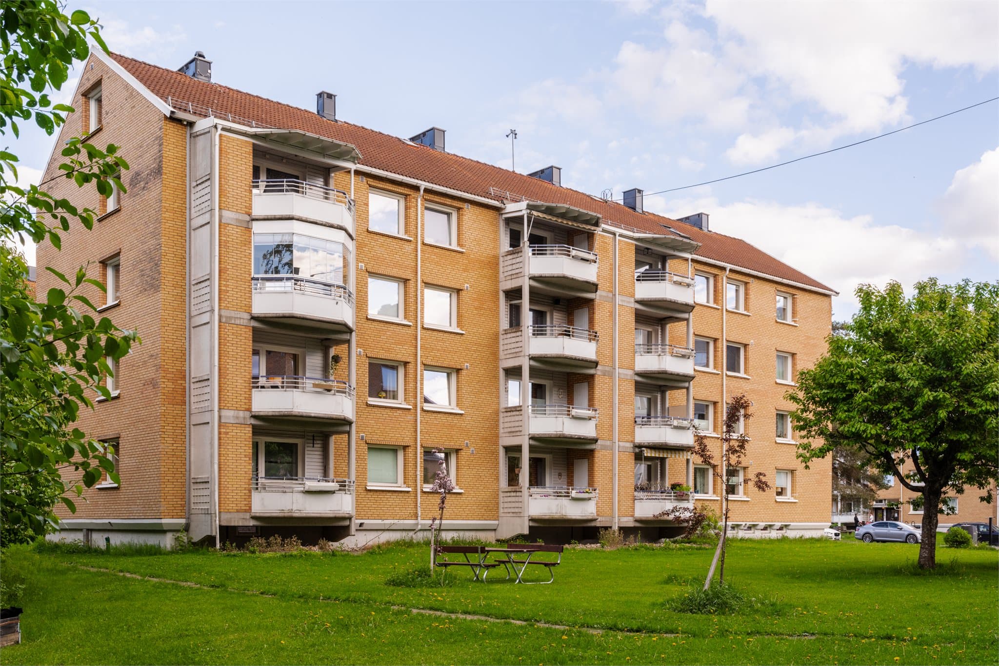Leiligheten ligger i et veldrevet borettslag med fine grøntområder utenfor.