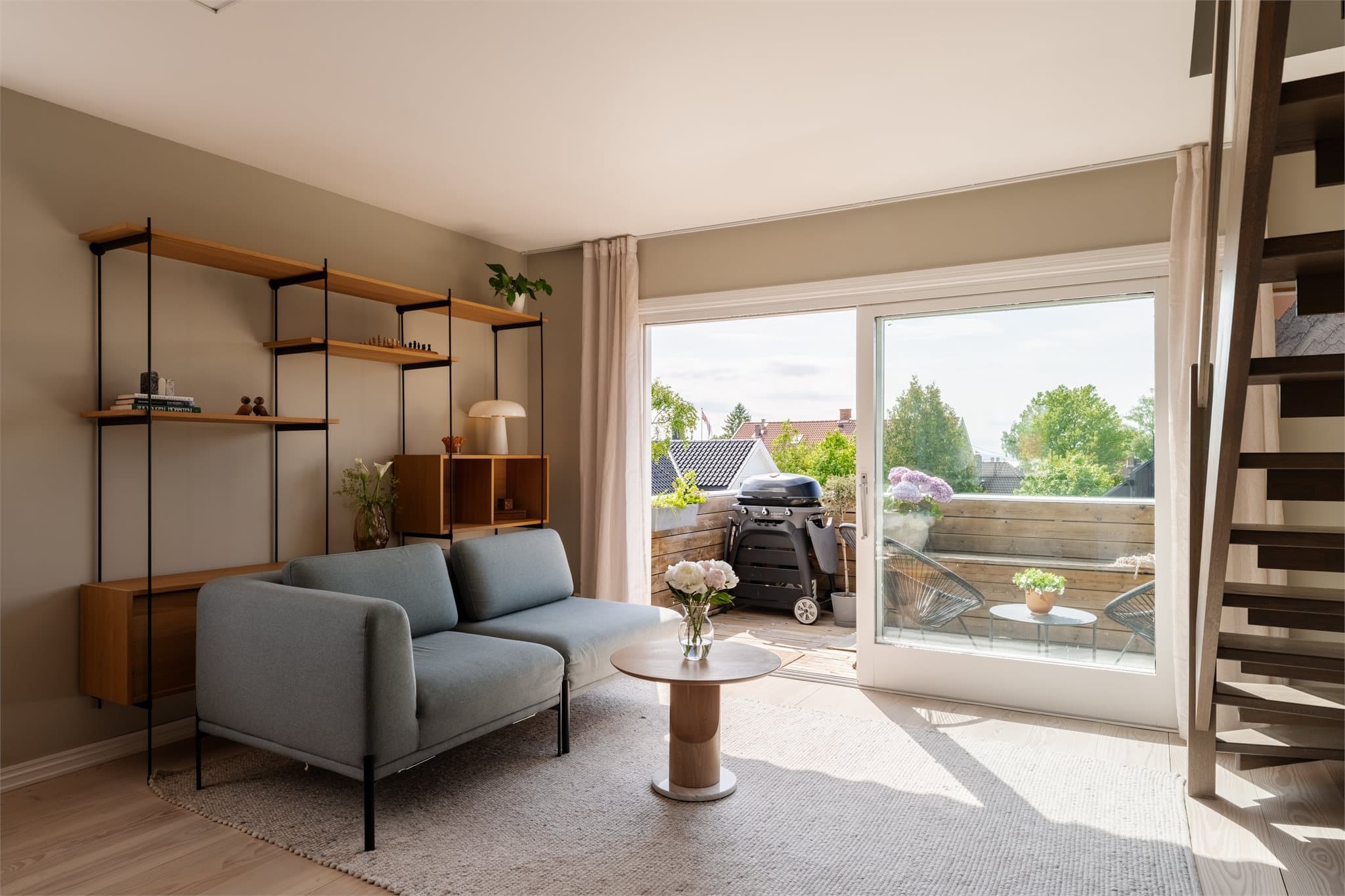 Leiligheten har fine, moderne overflater som gjør det enkelt å innrede etter ønske og behov.