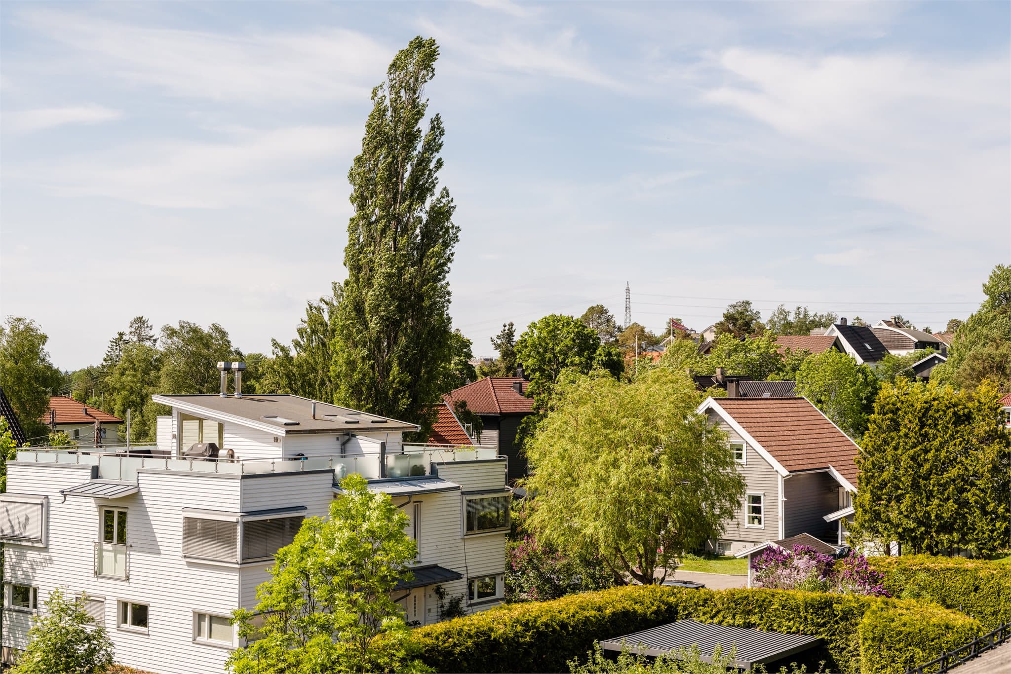 Boligen har kort gangavstand til Lambertseter senter og T-banestasjon, ca. fem minutter.