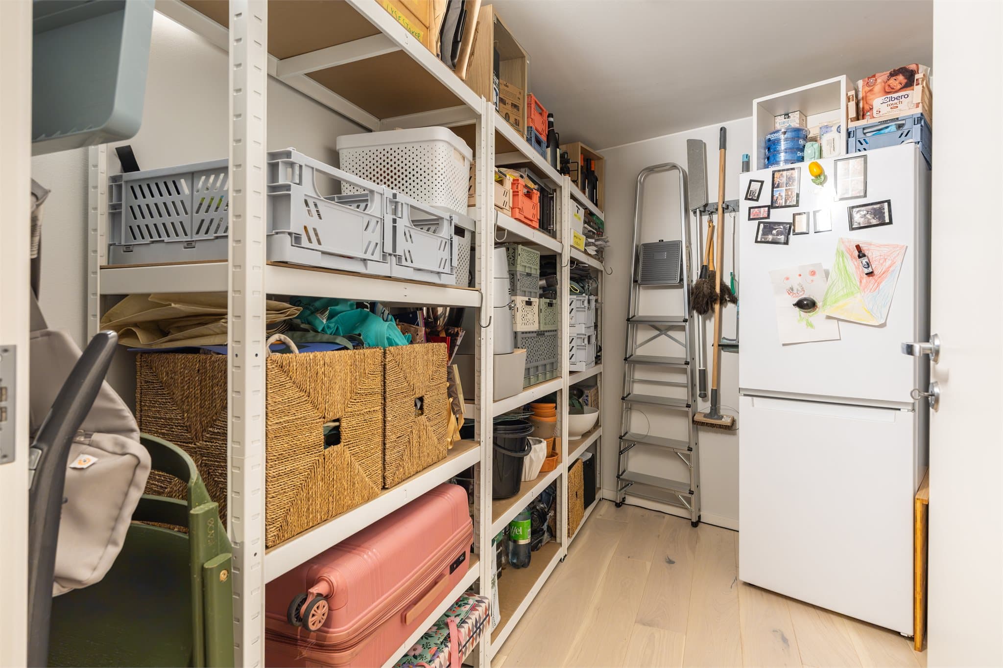 I tillegg har leiligheten en stor innvendig bod med ekstra lagringsplass.