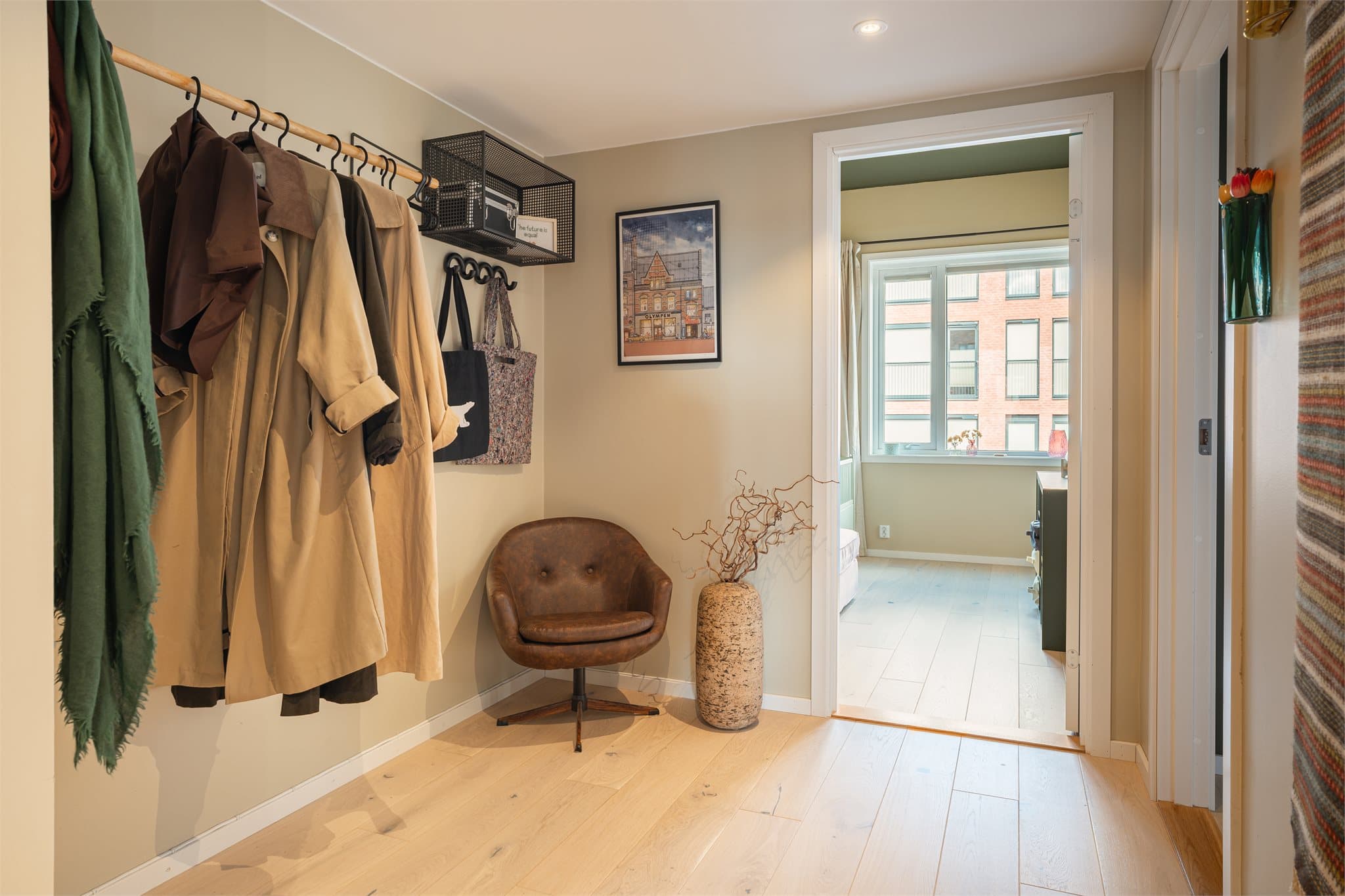 Leiligheten har totalt tre soverom, noe som gjør dette til et meget fleksibelt hjem.