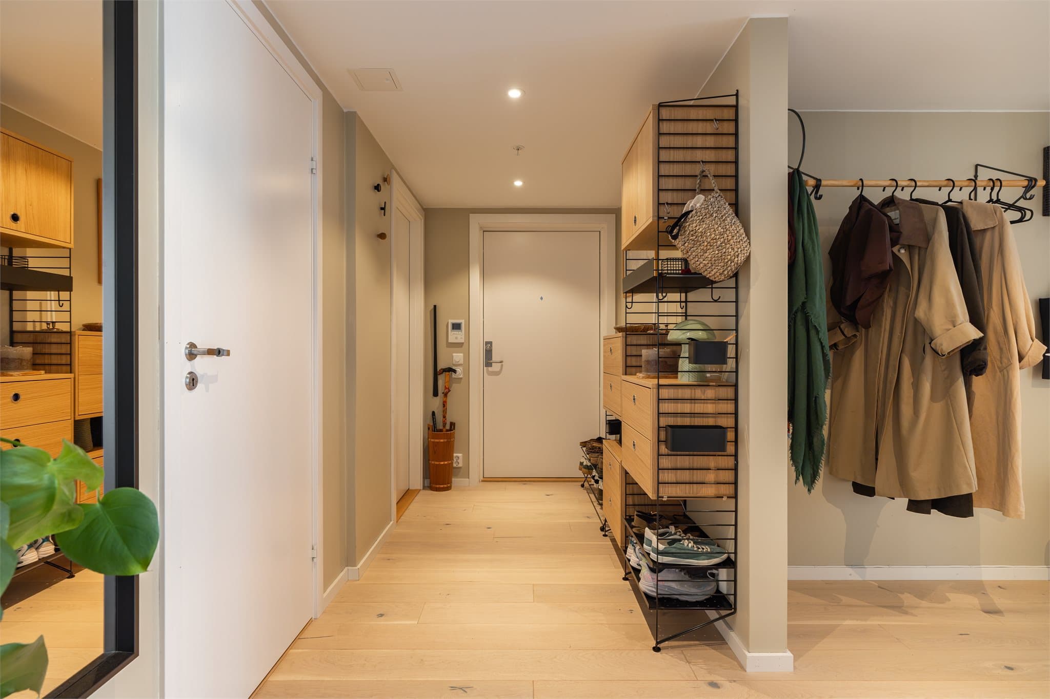 Velkommen hjem! Det er god plass til å henge fra seg yttertøy og sette fra seg sko.