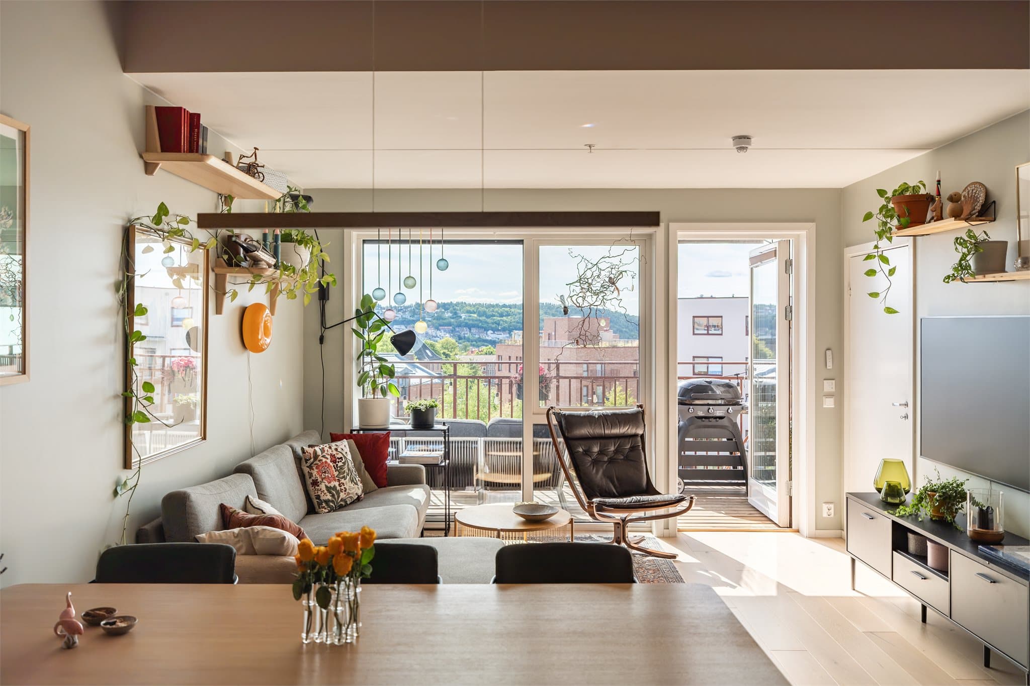 Et åpent og sosialt allrom med flotte lysforhold.