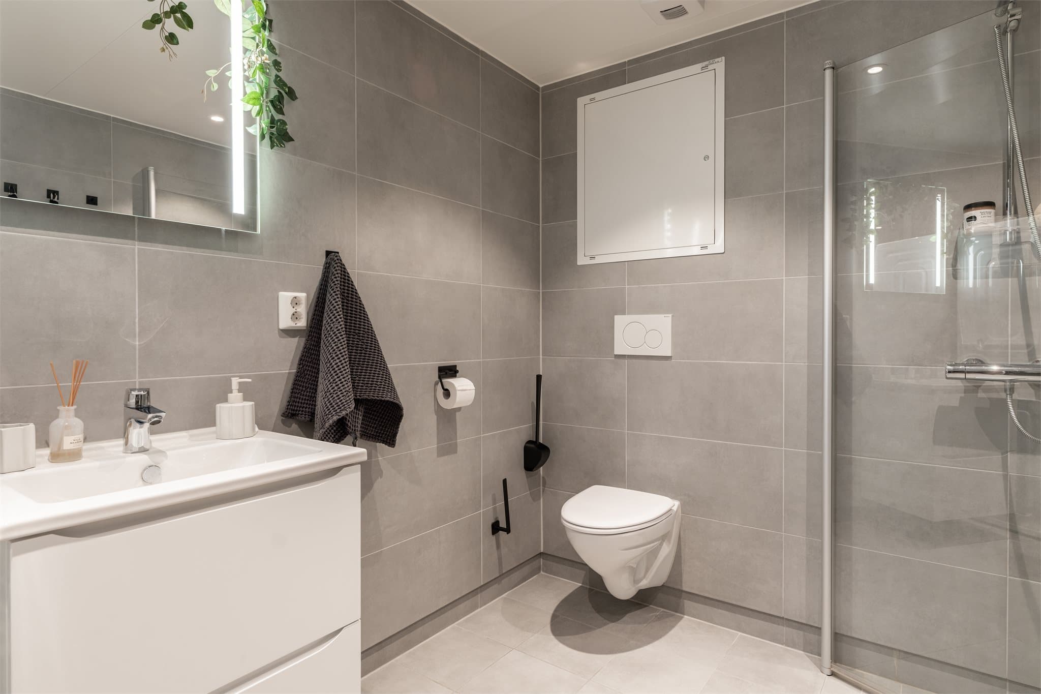 Baderom med flislagte overflater og varme i gulvet.