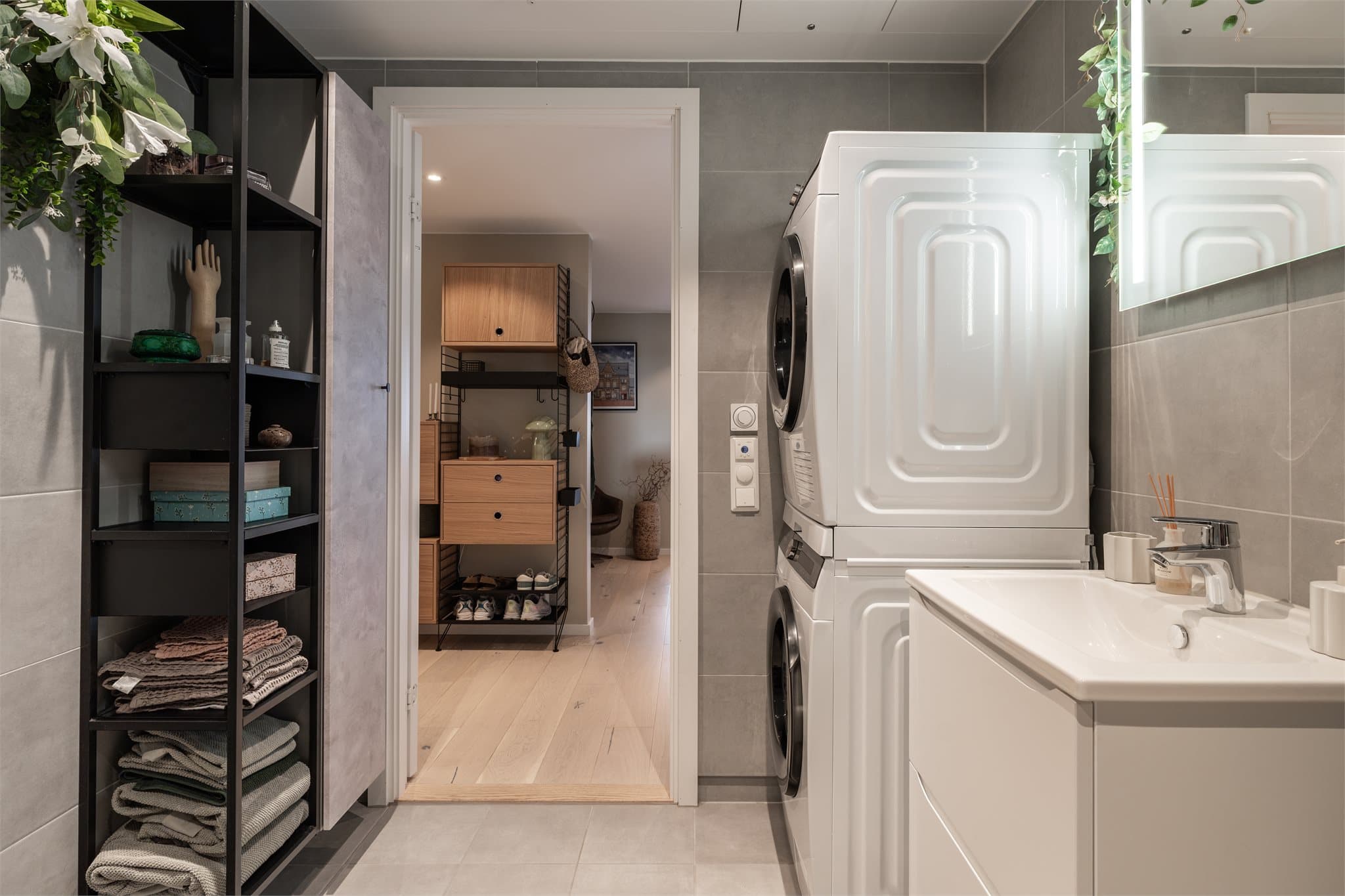Det er opplegg for både vaskemaskin og tørketrommel, samt mulighet for praktiske oppbevaringsmøbler.
