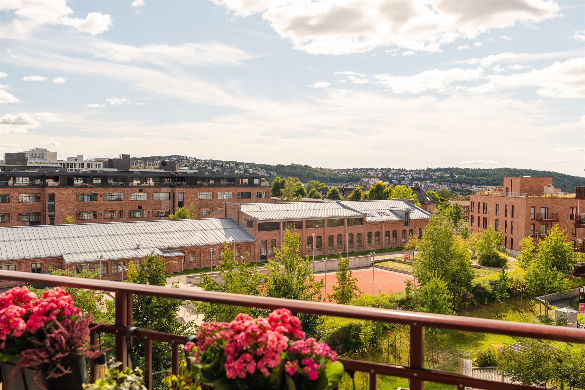 Med gode solforhold, et trivelig utsyn og god plass ligger alt til rette for at varme, solfylte dager kan tilbringes her ute.