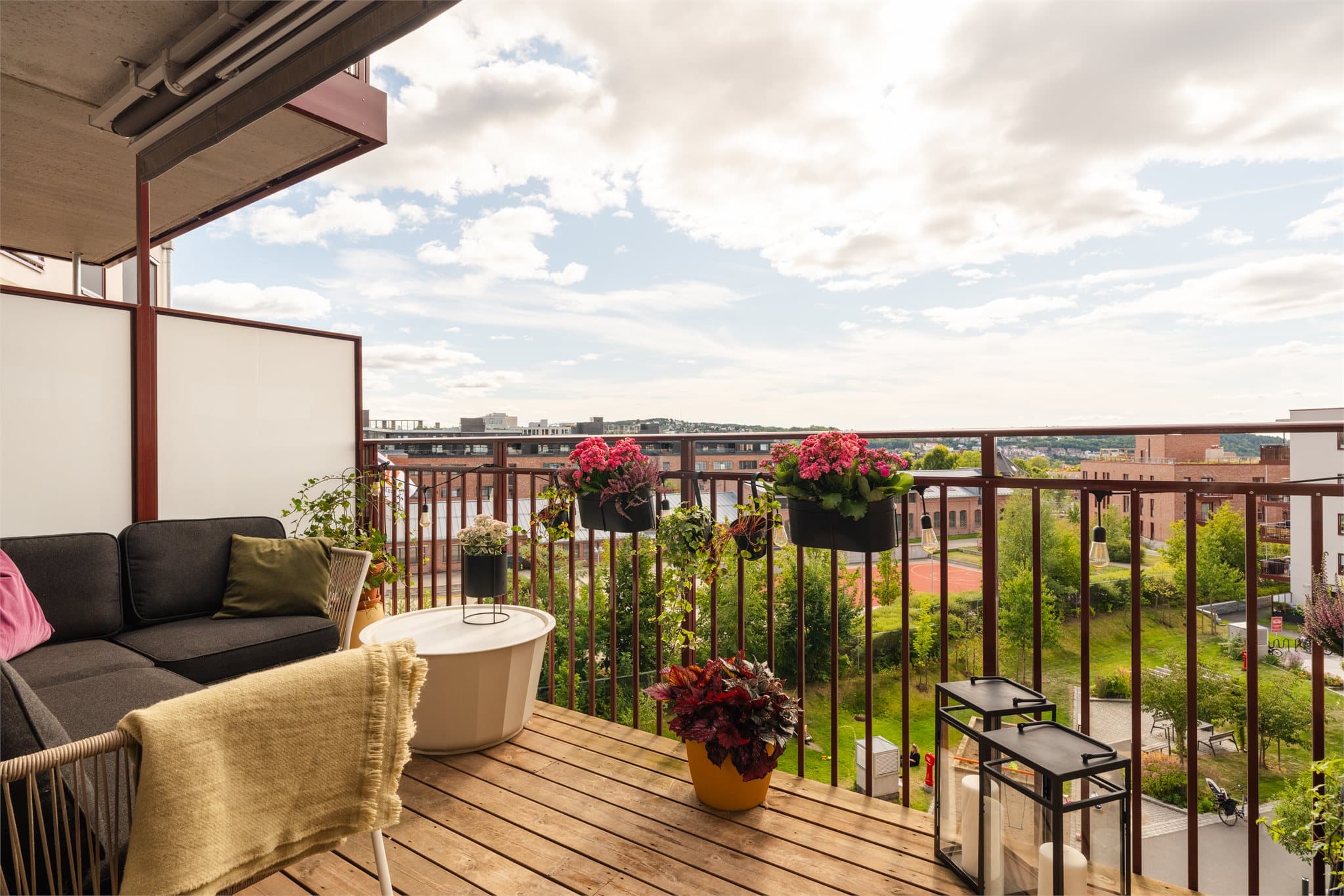 Direkte utgang til en stor, flott balkong med vakkert utsyn mot frodige grøntområder.