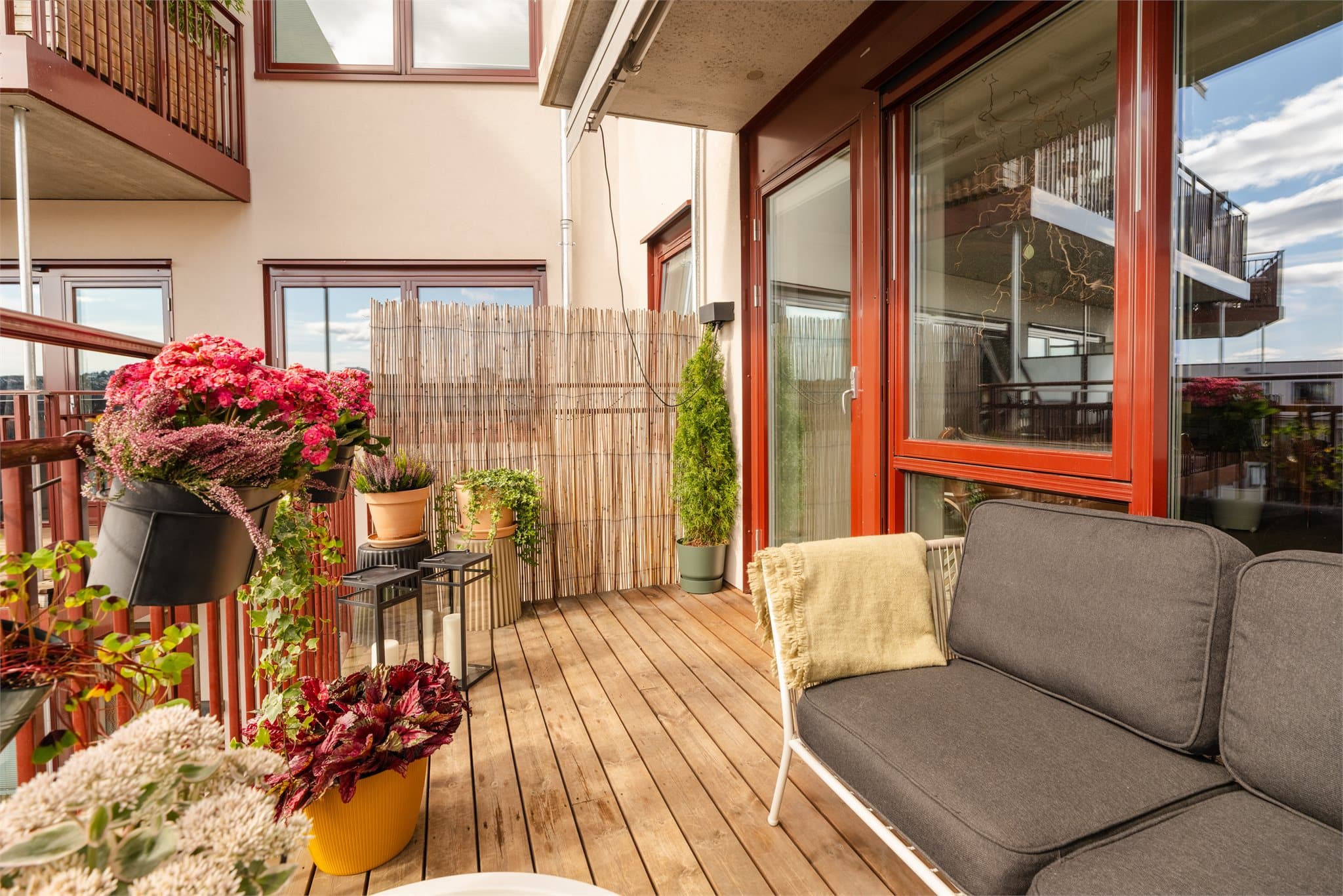 Balkongen har terrassebord på gulvet som gir en lun og behagelig følelse under føttene.