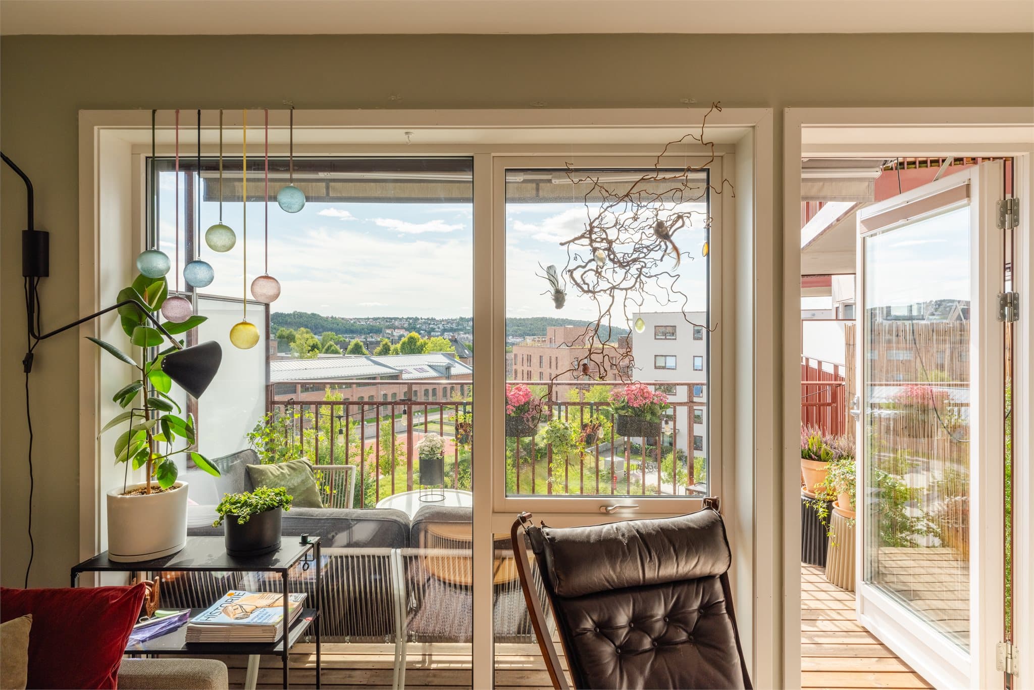 Et meget lyst og innbydende hjem med attraktiv beliggenhet i byggets 5. etasje.