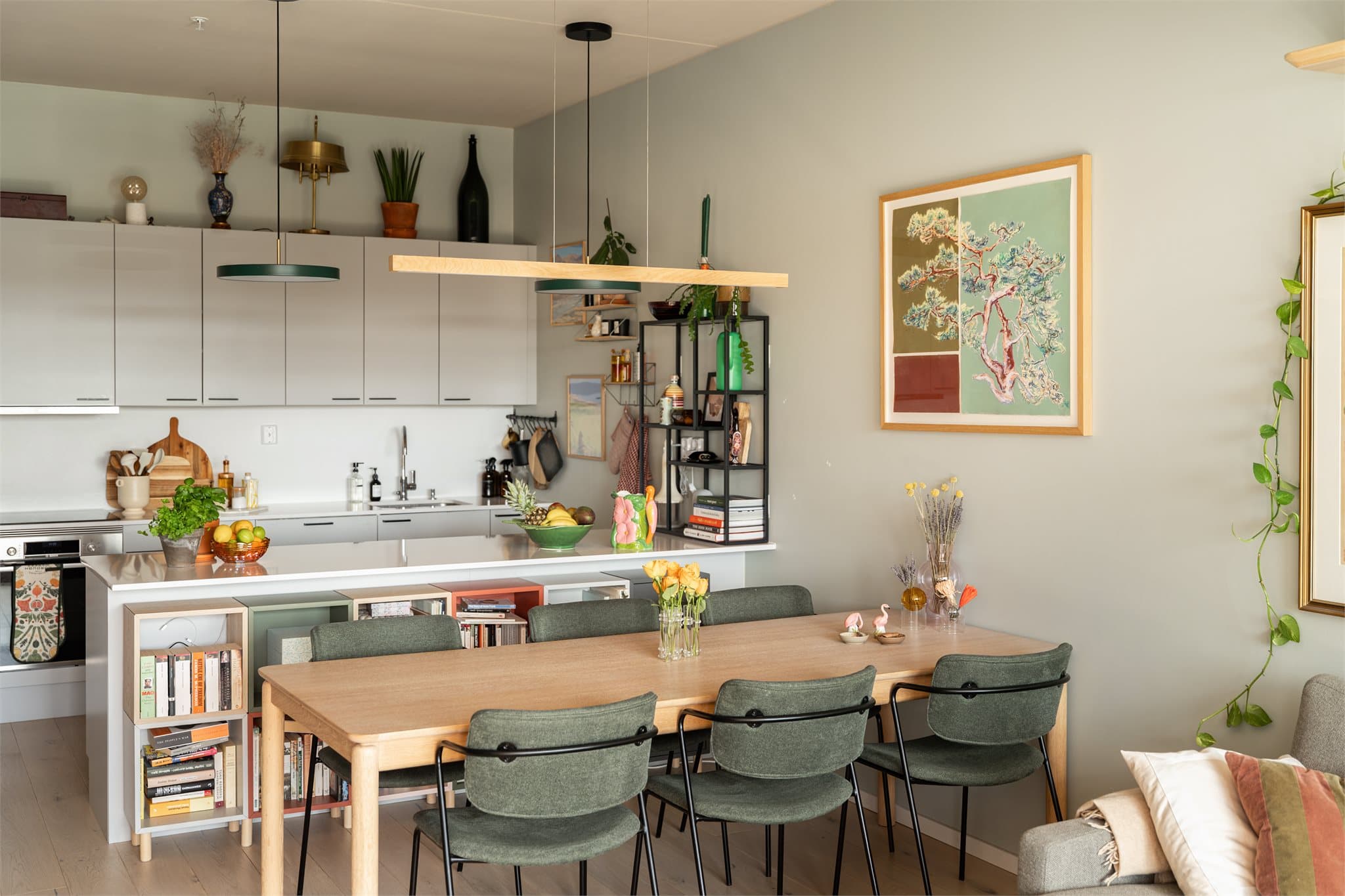 Et hyggelig spisebord finner sin naturlige plass og innbyr til sosiale lag, så vel som hverdagslige måltider med familien.